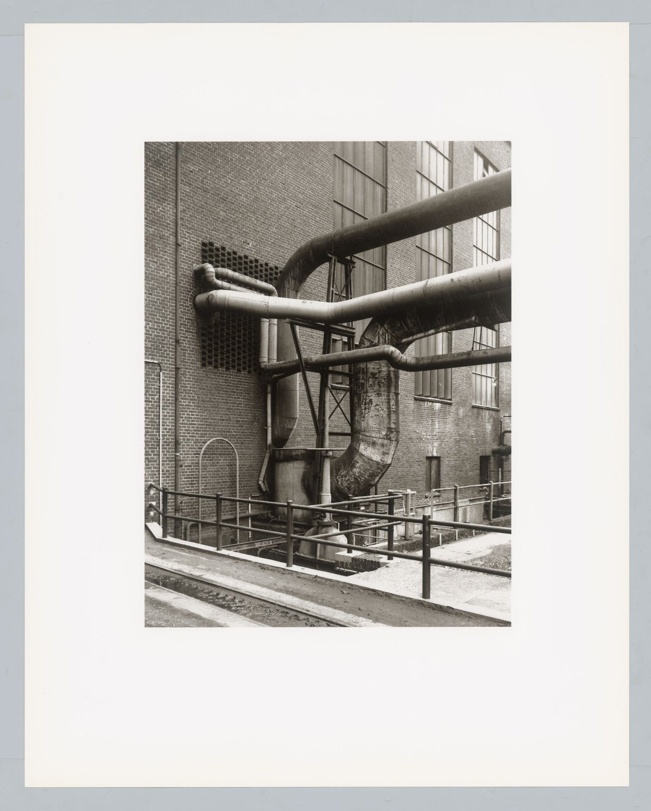 Auf diesem Bild ist das folgende Kunstwerk zu sehen: Bernd und Hilla Becher. „Walls and Conduits“. 1991.