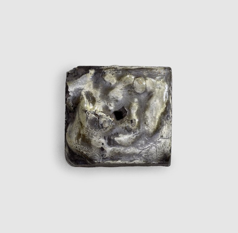 Auf diesem Bild ist das folgende Kunstwerk zu sehen: Hermann Glöckner. Sockel mit Loch.