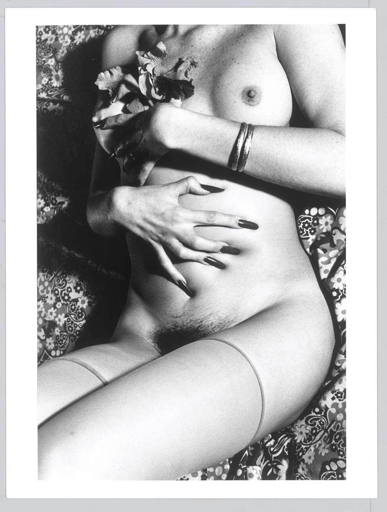 This picture shows the following artwork: Helmut Newton. ”Margot in Hotel Ventura Blvd, Hollywood”. 1981.