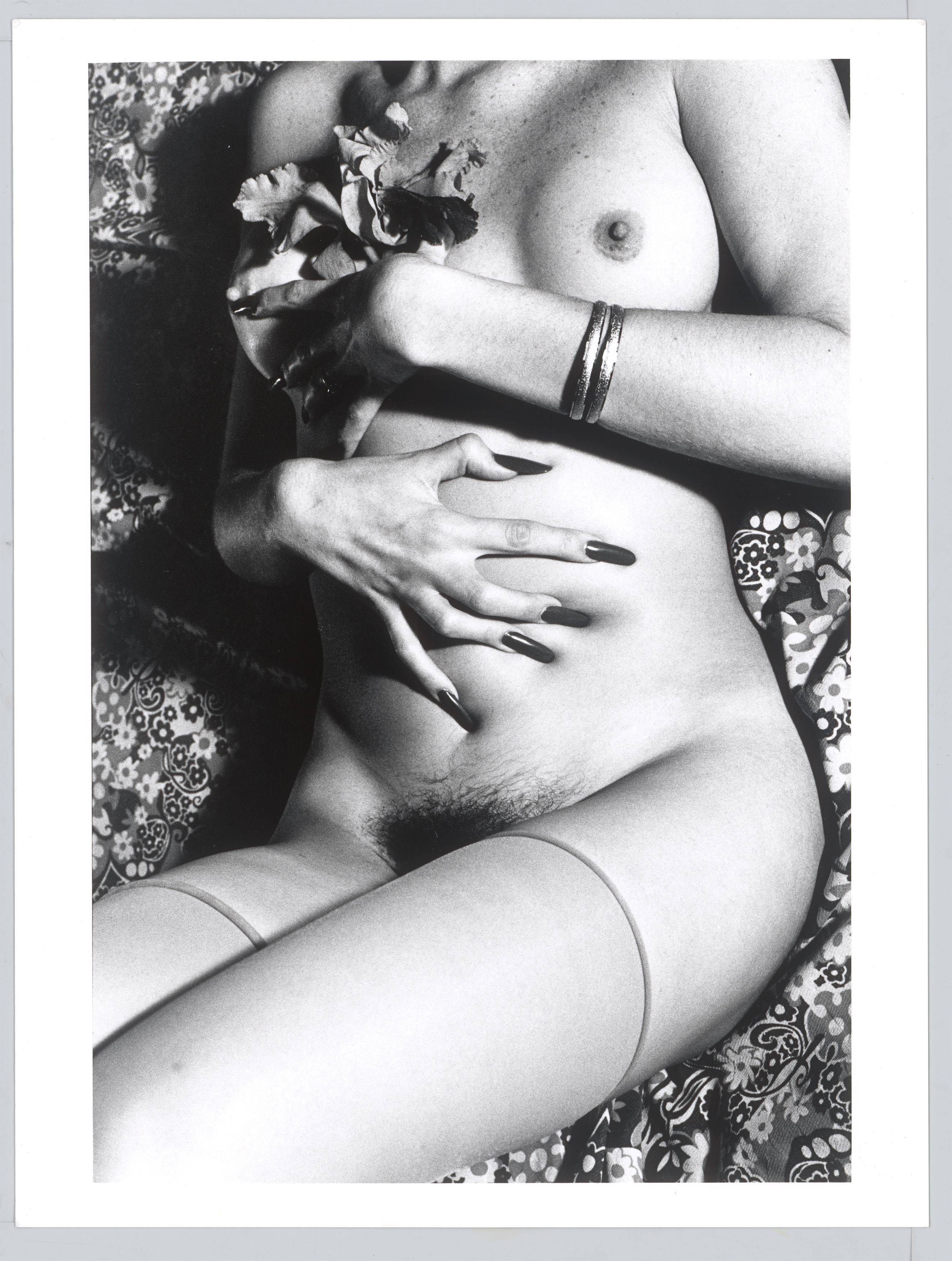 This picture shows the following artwork: Helmut Newton. ”Margot in Hotel Ventura Blvd, Hollywood”. 1981.