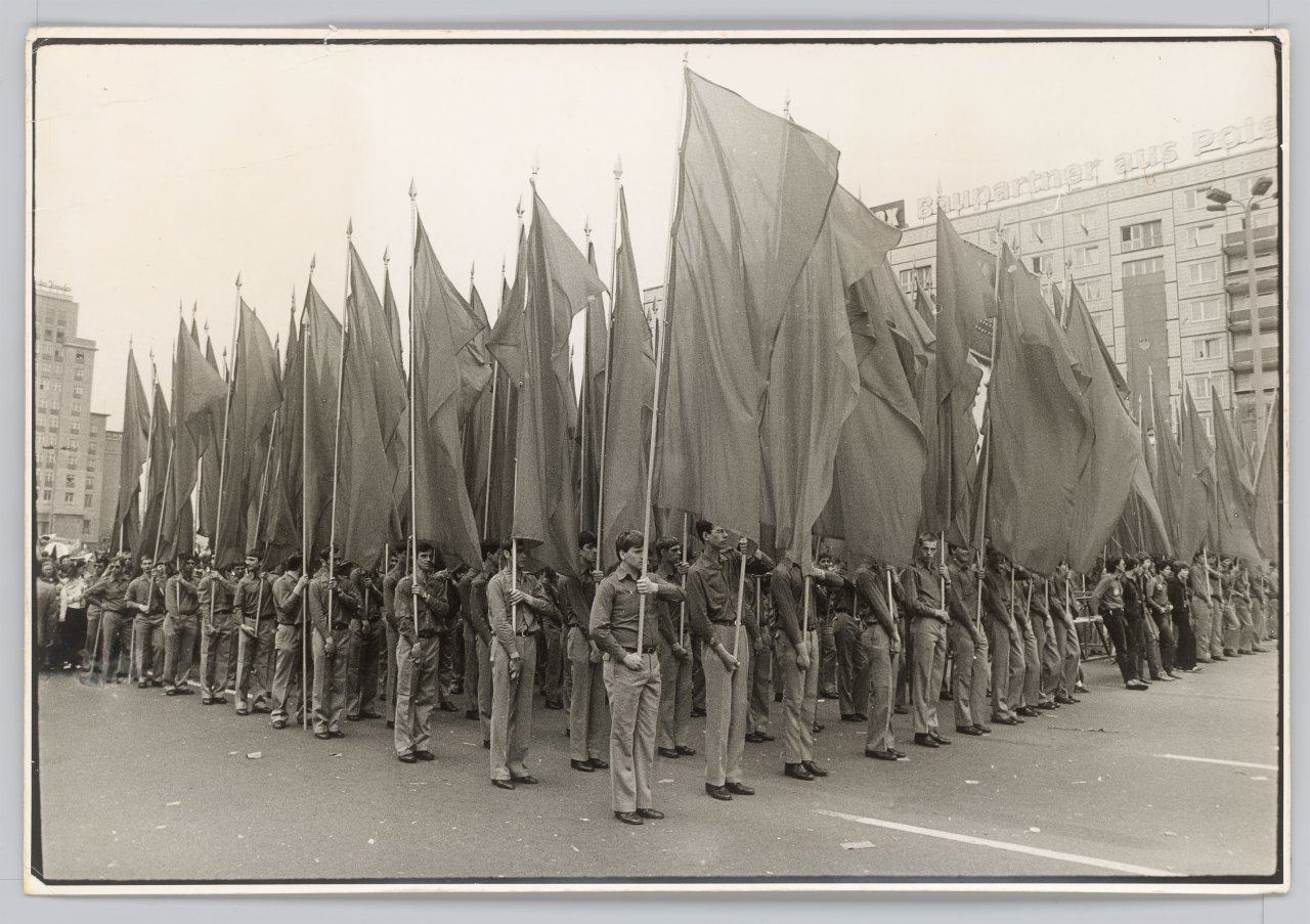 This picture shows the following artwork: Harald Hauswald. ”1. Mai 1983. Karl-Marx-Allee”. 1983.
