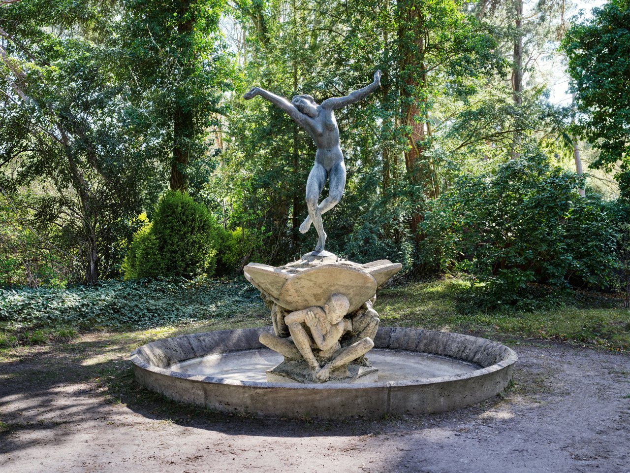 Auf diesem Bild ist das folgende Kunstwerk zu sehen: Georg Kolbe. „Tänzerinnen–Brunnen“. 1922.