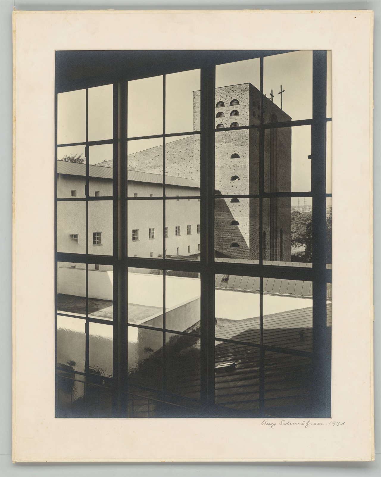 Auf diesem Bild ist das folgende Kunstwerk zu sehen: Hugo Schmölz. Mönchengladbach, St. Kamillus, Kirche und Asthmakrankenhaus (Entwurf: Dominikus Böhm). 1931.