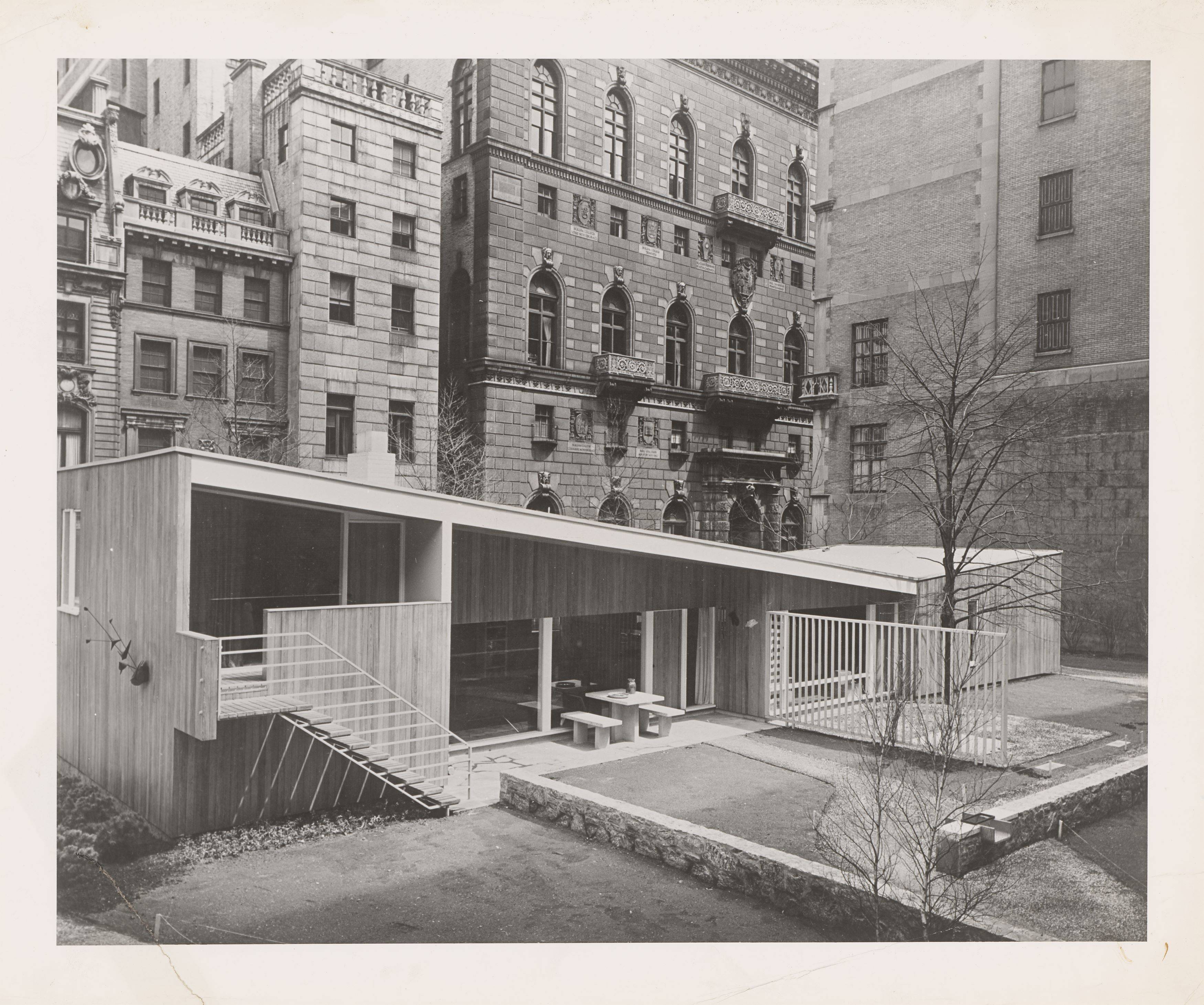 This picture shows the following artwork: Ezra Stoller. The House in the Museum Garden, Museum of Modern Art / Marcel Breuer (1949), New York, NY. 1949.