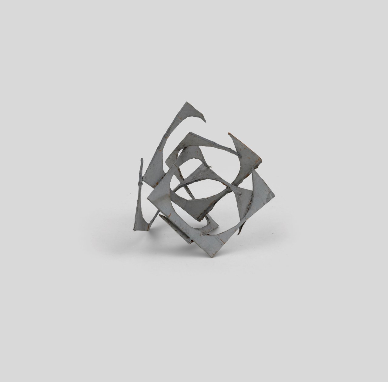 Auf diesem Bild ist das folgende Kunstwerk zu sehen: Hermann Glöckner. Ohne Titel (Vier kreisförmig ausgestanzte Quadrate, ineinander verschlungen). 1960.