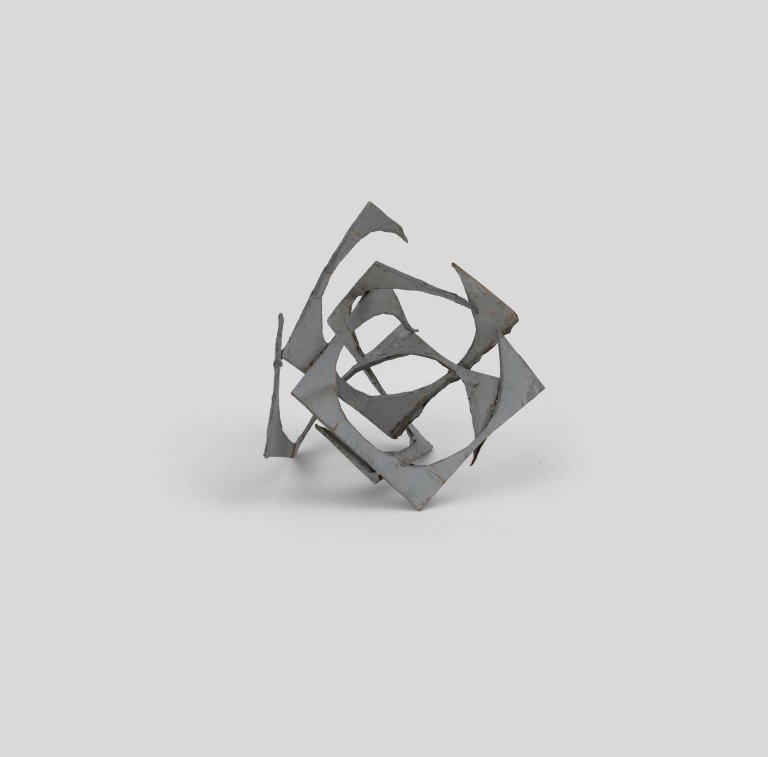 Auf diesem Bild ist das folgende Kunstwerk zu sehen: Hermann Glöckner. Ohne Titel (Vier kreisförmig ausgestanzte Quadrate, ineinander verschlungen). 1960.