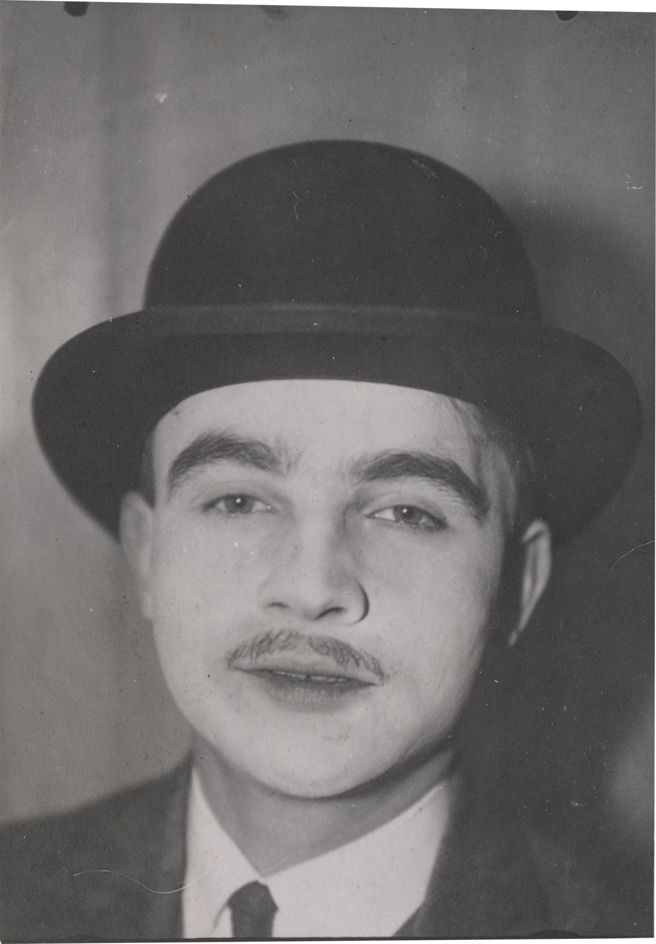 Auf diesem Bild ist das folgende Kunstwerk zu sehen:  Umbo (d.i. Otto Umbehr). Selbstporträt. 1926.