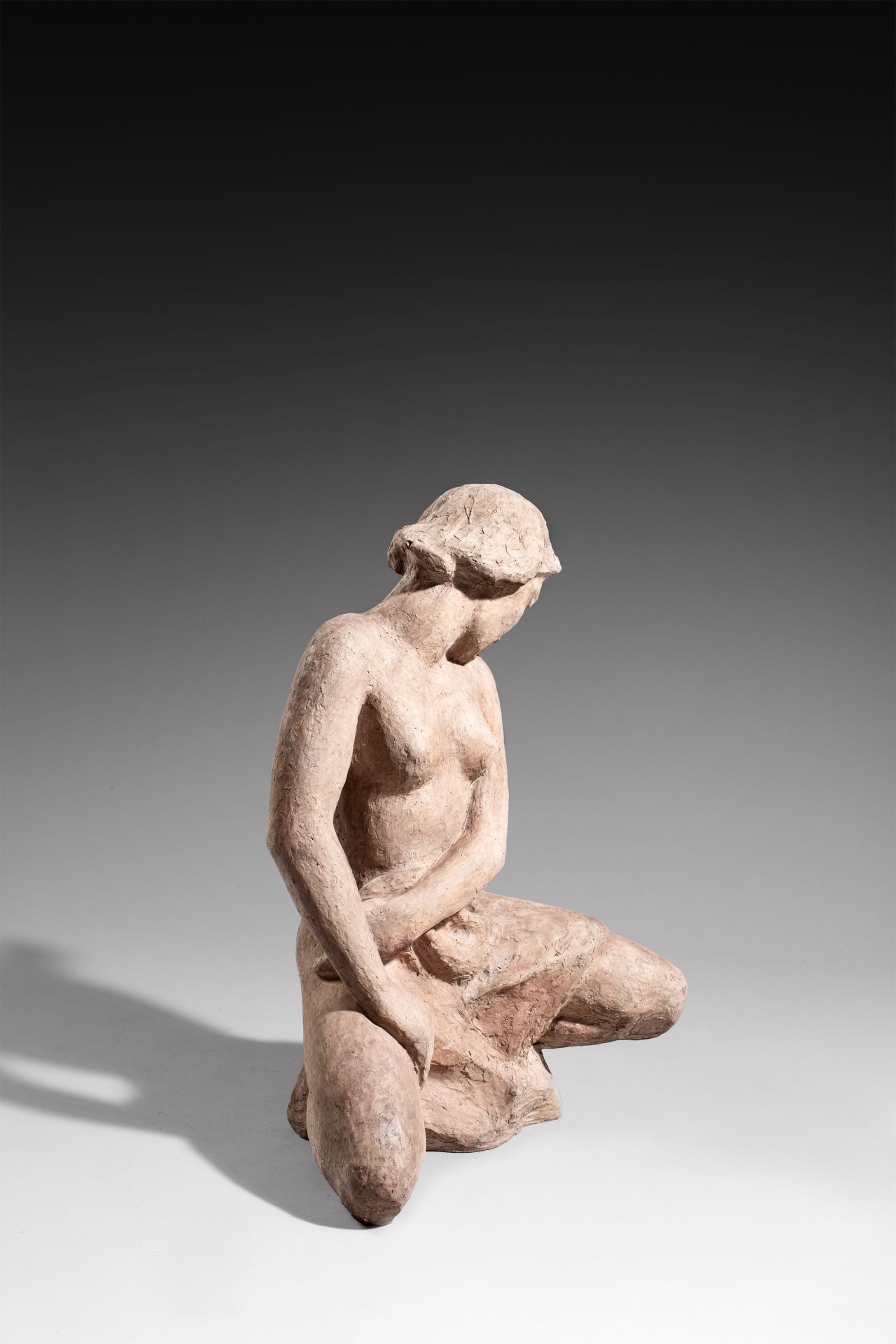 Auf diesem Bild ist das folgende Kunstwerk zu sehen: Georg Kolbe. „Kniende mit Gewand“. 1914.