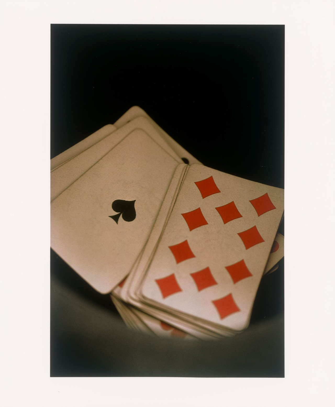 Auf diesem Bild ist das folgende Kunstwerk zu sehen: Ralph Gibson. Aus der Serie „L'Histoire de France“, 1971–2023. 1990.