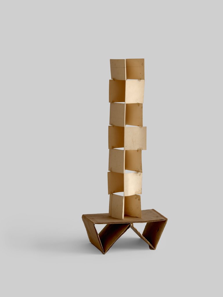 Auf diesem Bild ist das folgende Kunstwerk zu sehen: Hermann Glöckner. Turmartiger Aufbau, in sieben gleich hohe Segmente geteilt. 1973.