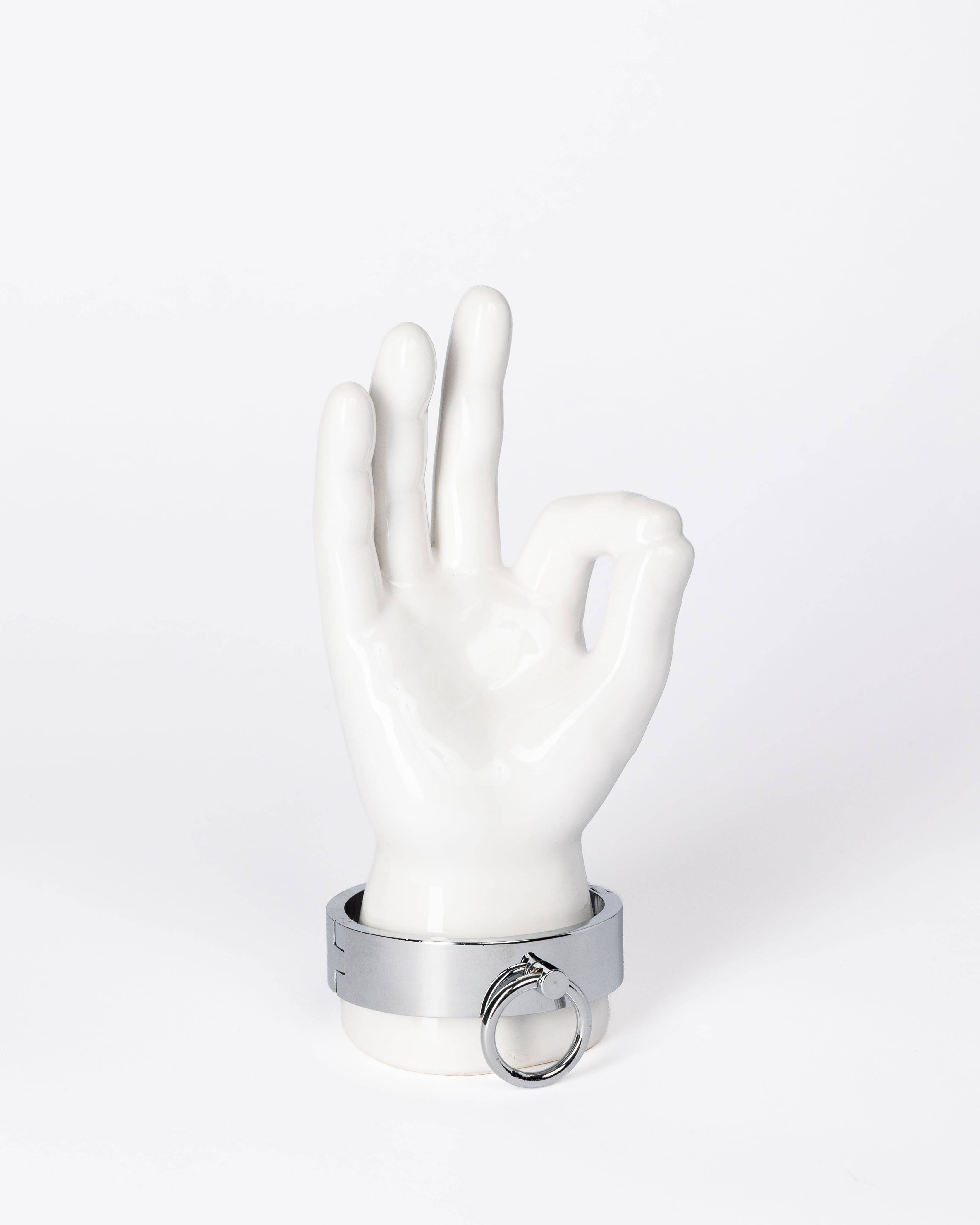 This picture shows the following artwork: Henrike Naumann. ”14 WORDS (HAND)”. 2018.