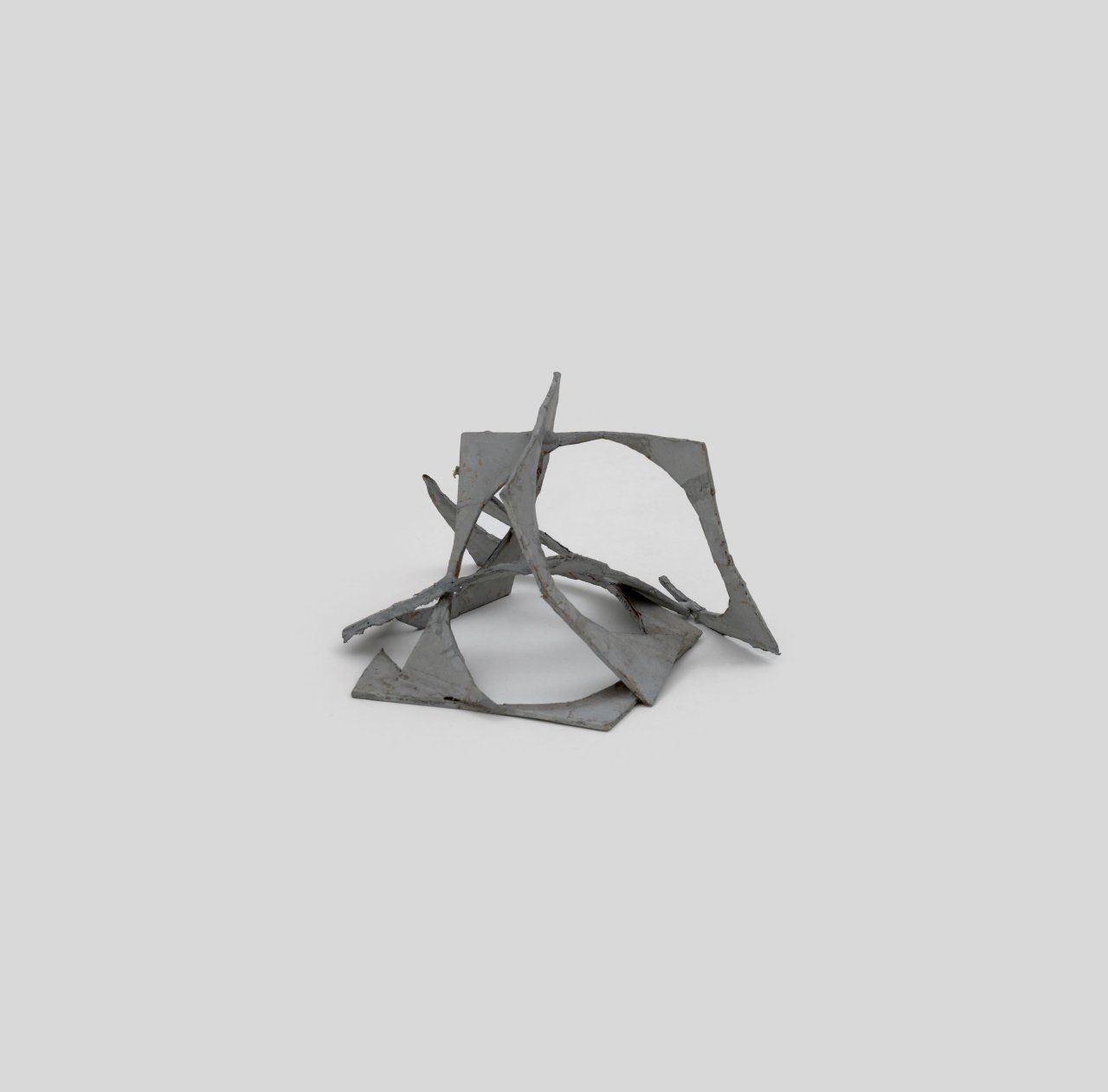 Auf diesem Bild ist das folgende Kunstwerk zu sehen: Hermann Glöckner. Ohne Titel (Vier kreisförmig ausgestanzte Quadrate, ineinander verschlungen). 1960.