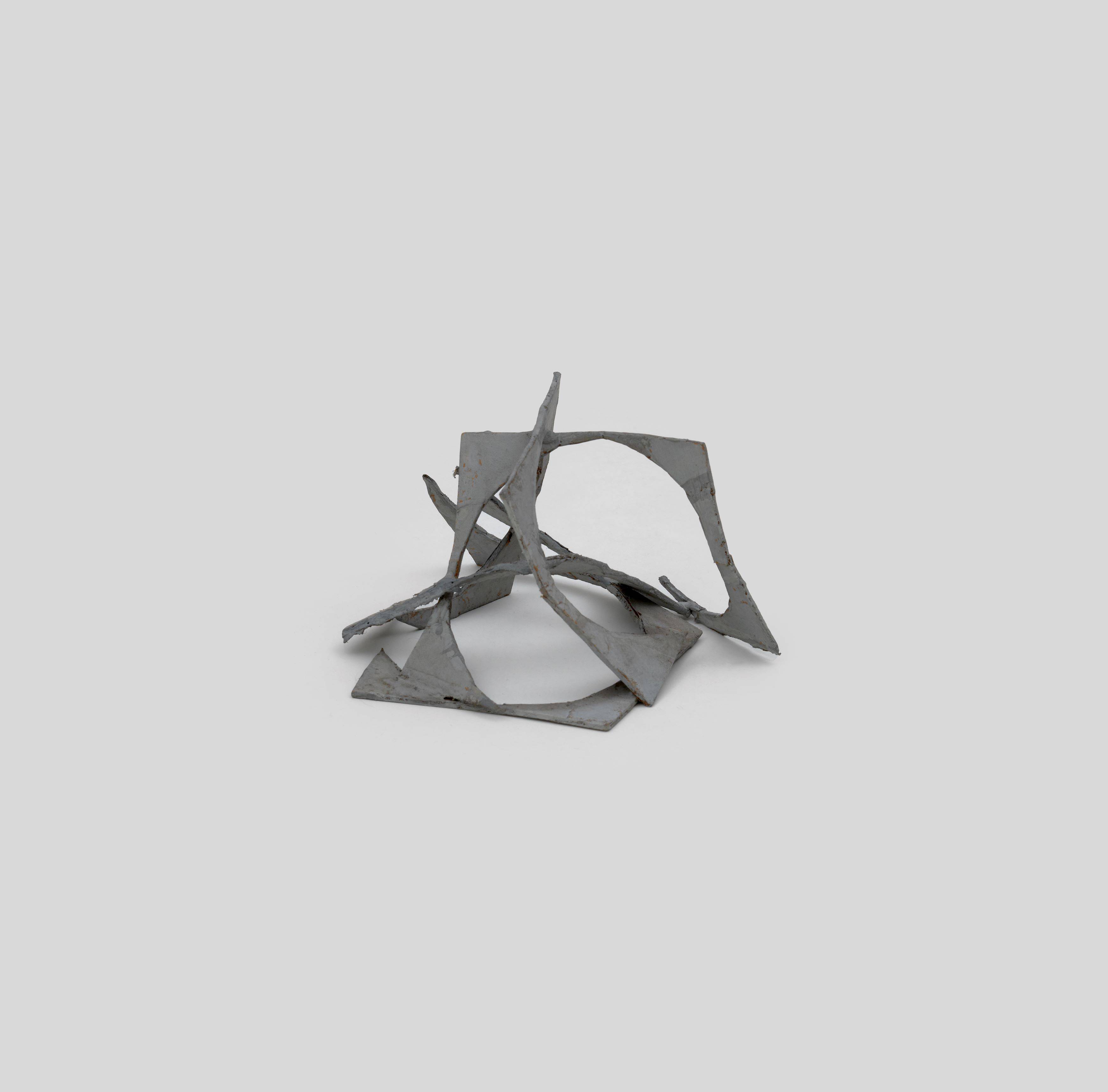 Auf diesem Bild ist das folgende Kunstwerk zu sehen: Hermann Glöckner. Ohne Titel (Vier kreisförmig ausgestanzte Quadrate, ineinander verschlungen). 1960.