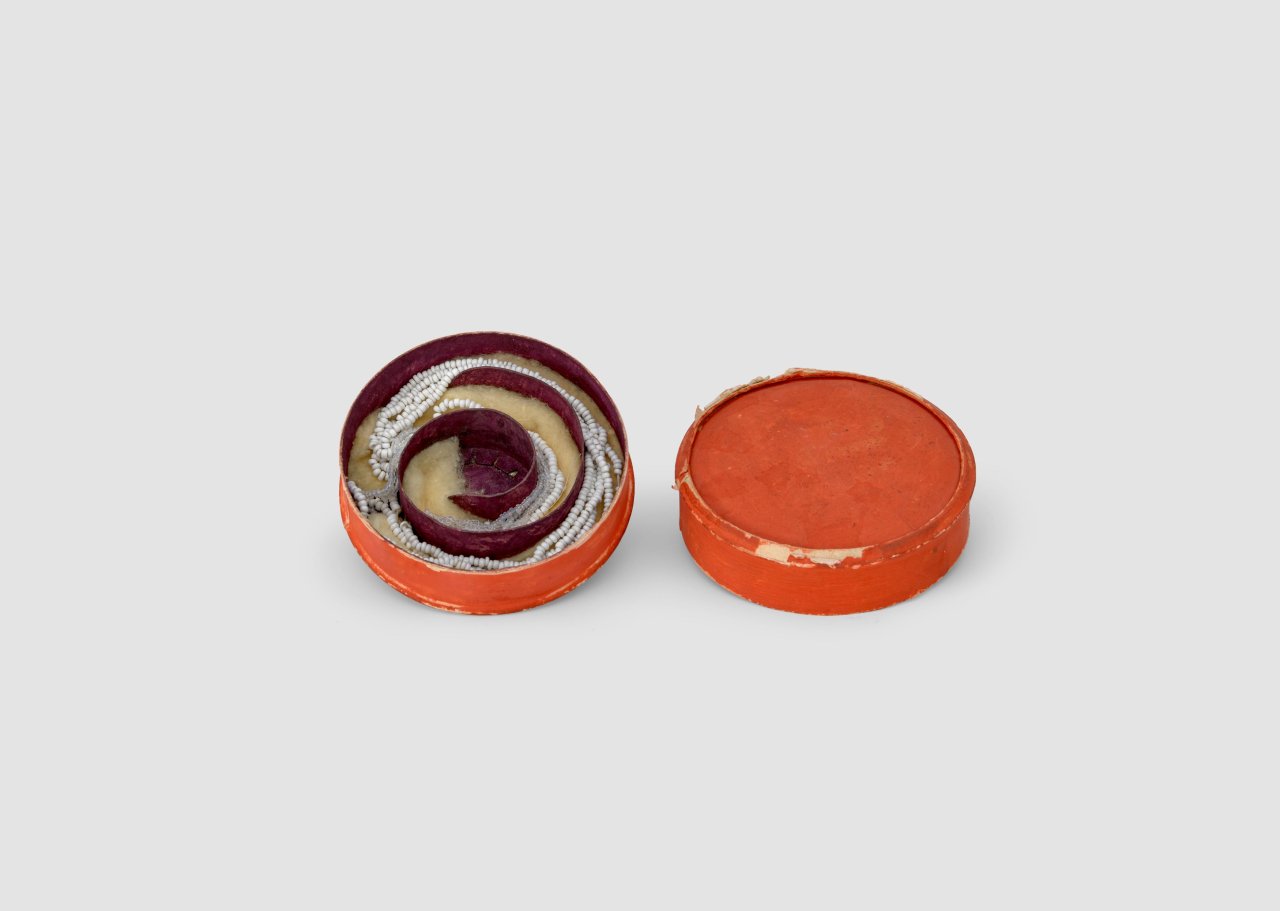 Auf diesem Bild ist das folgende Kunstwerk zu sehen: Hermann Glöckner. Runde Schmuckschachtel in Rot. 1960.