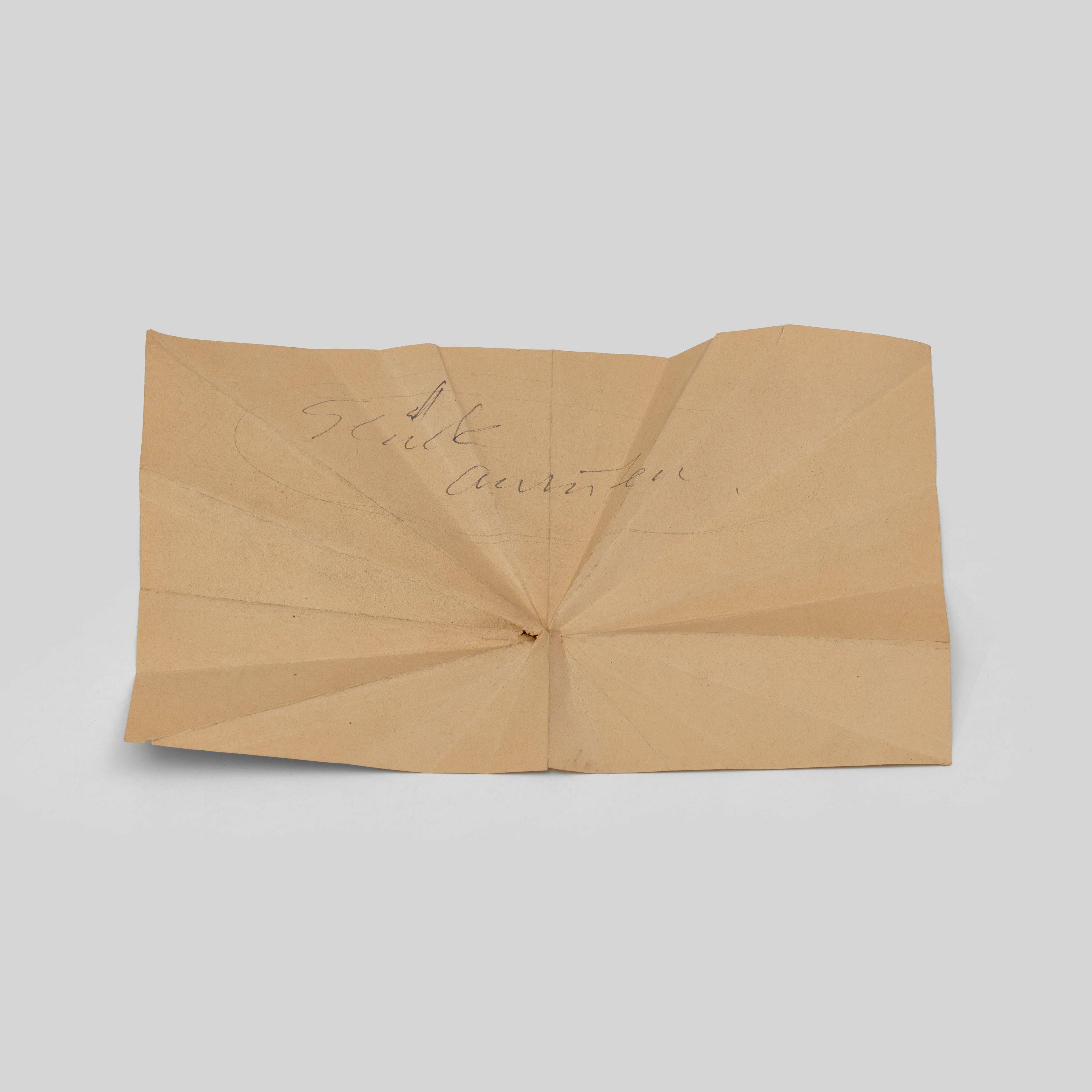 Auf diesem Bild ist das folgende Kunstwerk zu sehen: Hermann Glöckner. Gefalteter Briefentwurf an Traude Stürmer.