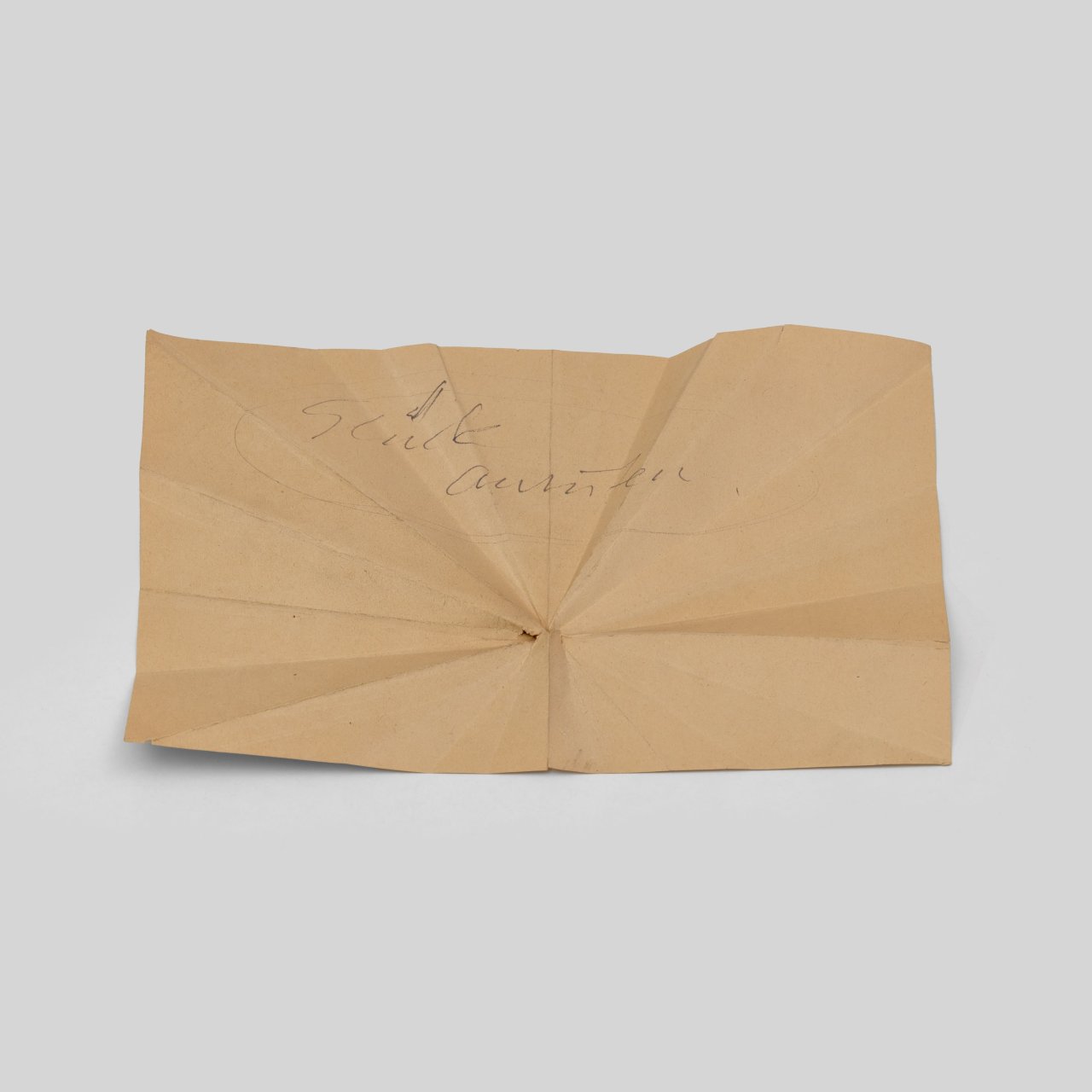 Auf diesem Bild ist das folgende Kunstwerk zu sehen: Hermann Glöckner. Gefalteter Briefentwurf an Traude Stürmer.