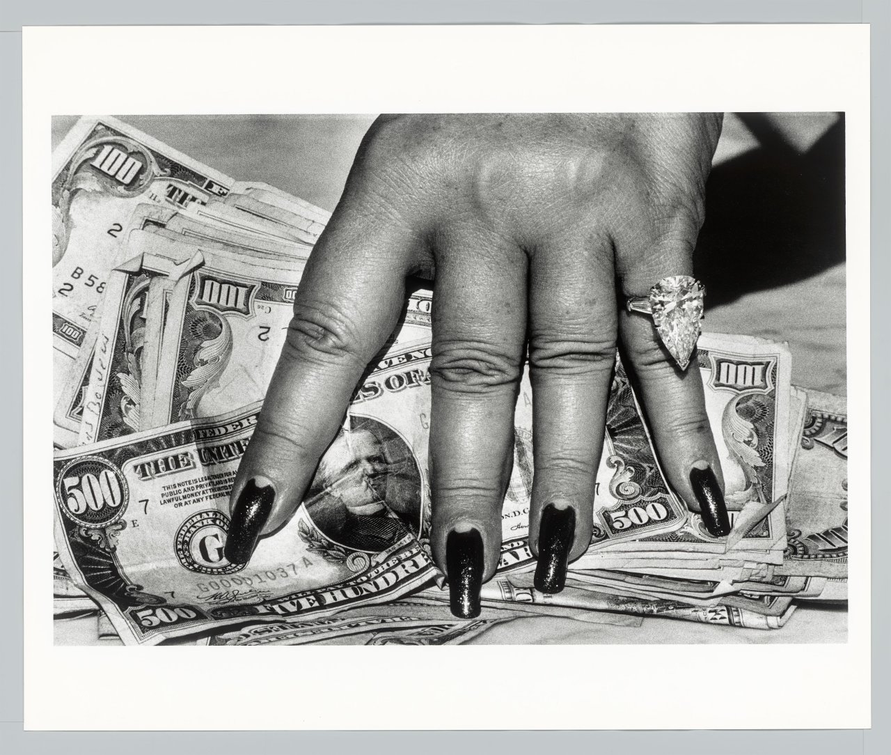 This picture shows the following artwork: Helmut Newton. ”'Fat hand and dollars', Monte Carlo”. 1986 .