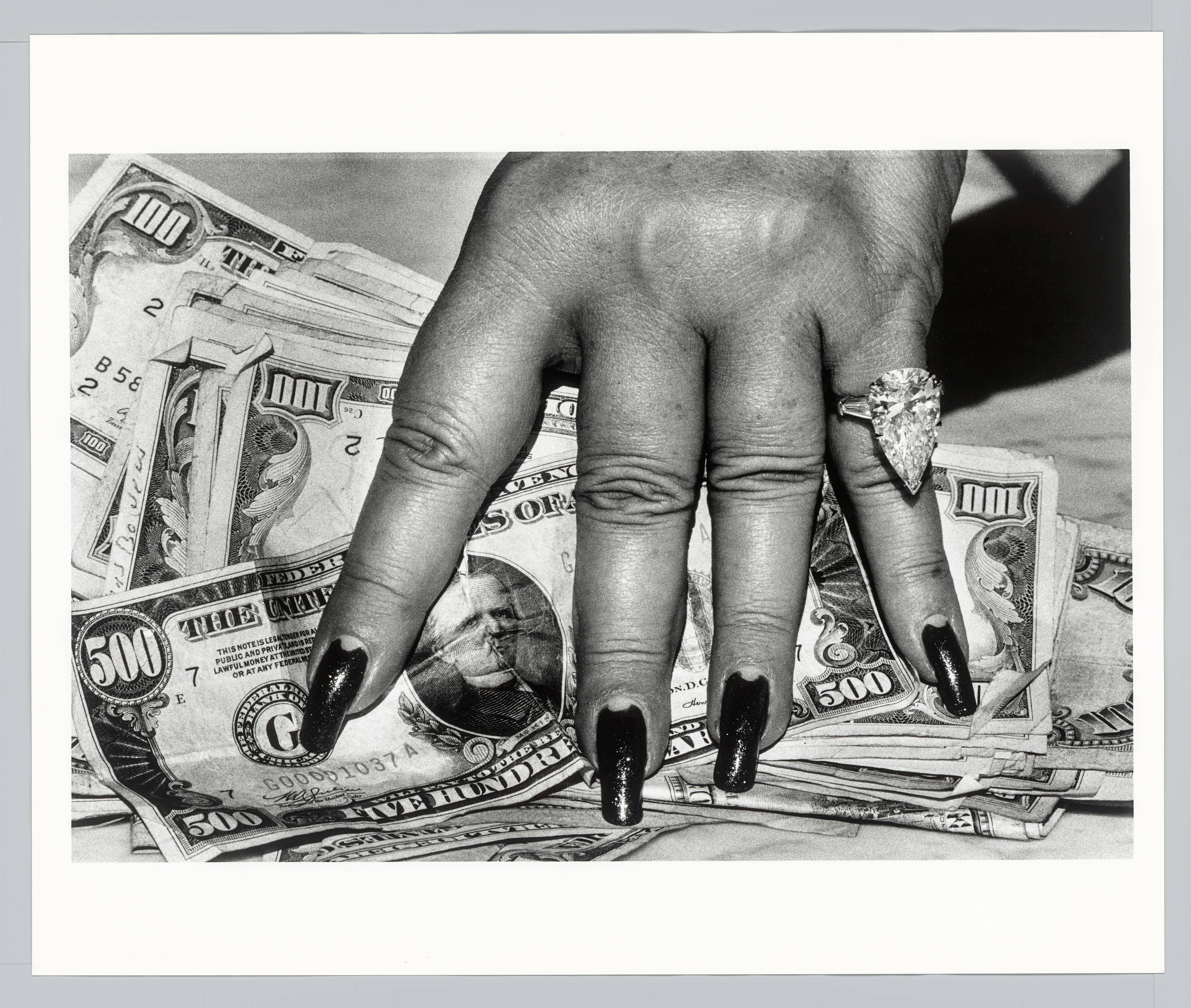 This picture shows the following artwork: Helmut Newton. ”'Fat hand and dollars', Monte Carlo”. 1986 .