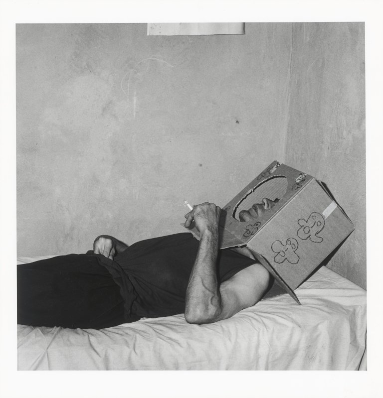 Auf diesem Bild ist das folgende Kunstwerk zu sehen: Roger Ballen. „Recluse“. 2002.