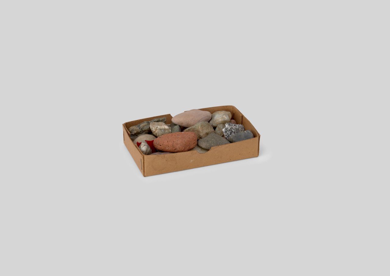 Auf diesem Bild ist das folgende Kunstwerk zu sehen: Hermann Glöckner. Materialsammlung farbige Steine.
