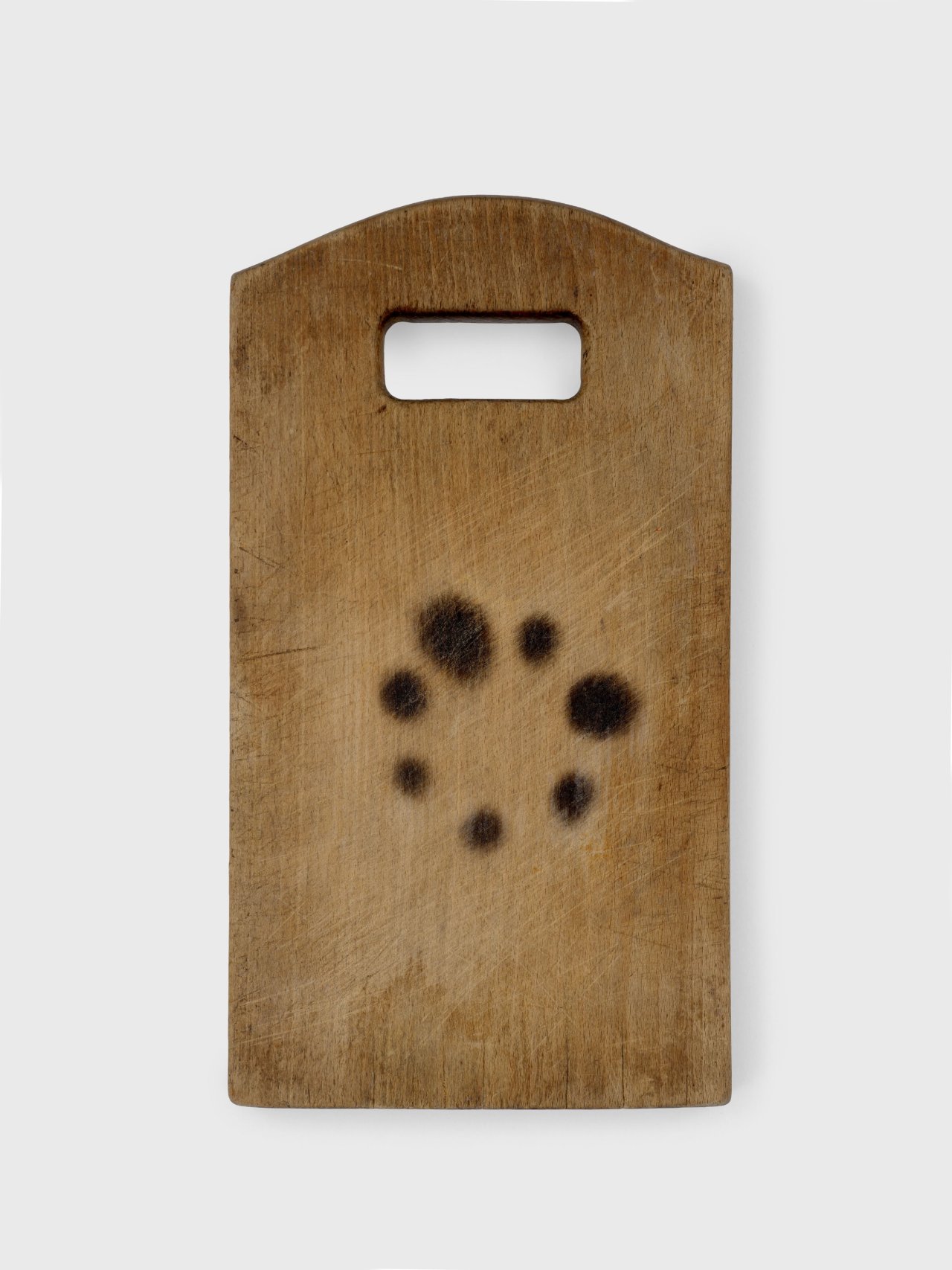 Auf diesem Bild ist das folgende Kunstwerk zu sehen: Hermann Glöckner. Schneidebrett mit rechteckiger Griffaussparung.