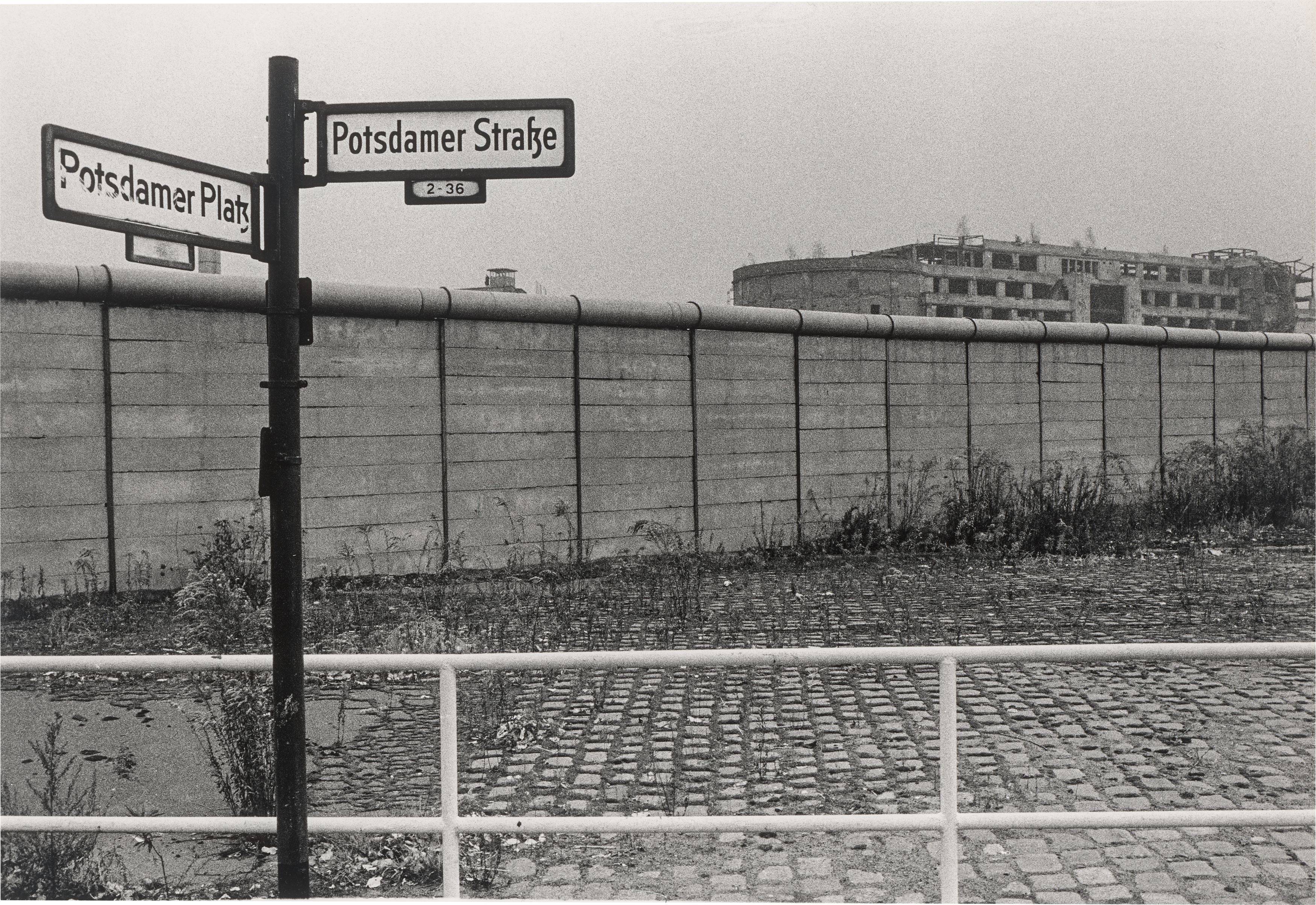 Auf diesem Bild ist das folgende Kunstwerk zu sehen: Max Jacoby (d.i. Max Moshe Jacoby). Berliner Mauer am Potsdamer Platz. 1973.