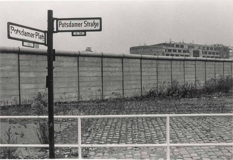 Auf diesem Bild ist das folgende Kunstwerk zu sehen: Max Jacoby (d.i. Max Moshe Jacoby). Berliner Mauer am Potsdamer Platz. 1973.