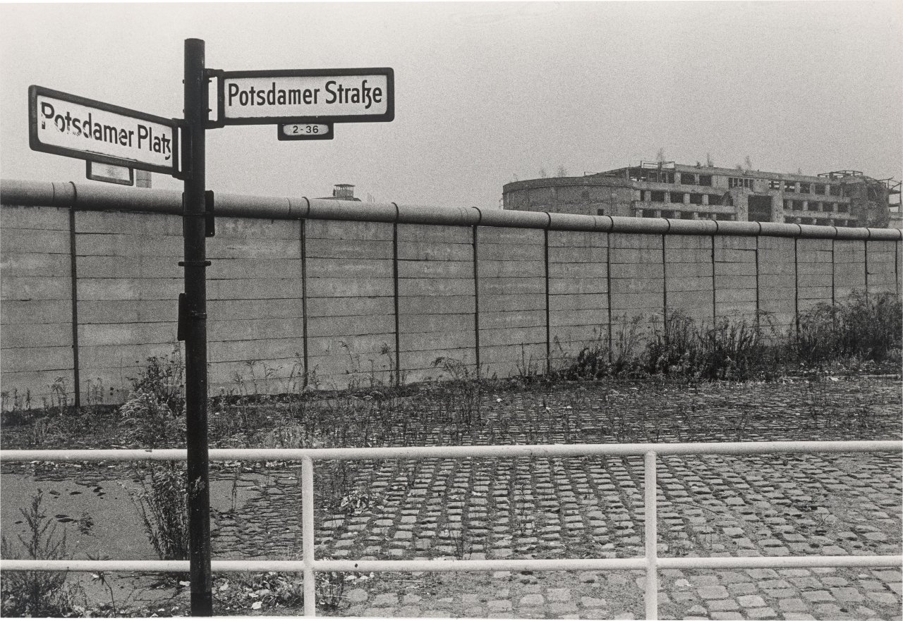 Auf diesem Bild ist das folgende Kunstwerk zu sehen: Max Jacoby (d.i. Max Moshe Jacoby). Berliner Mauer am Potsdamer Platz. 1973.