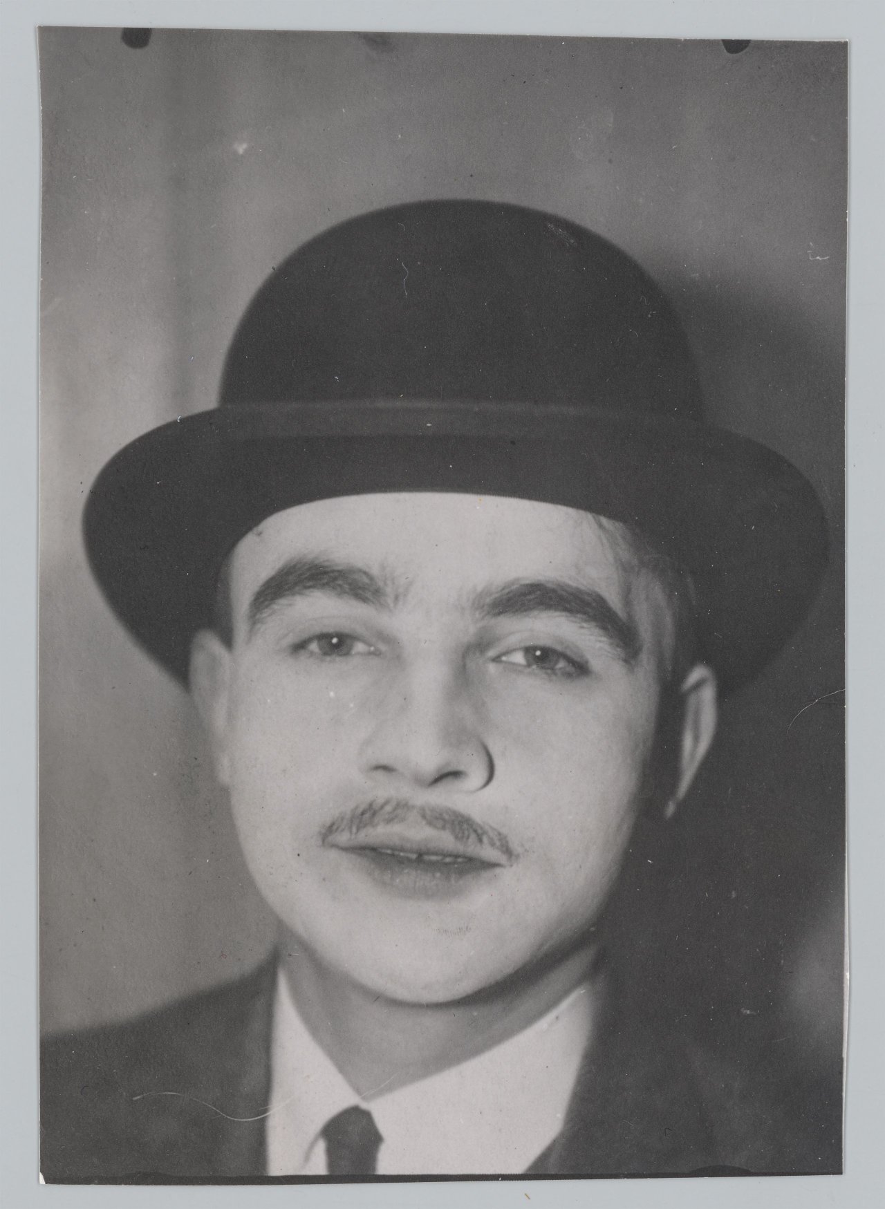 Auf diesem Bild ist das folgende Kunstwerk zu sehen:  Umbo (d.i. Otto Umbehr). Selbstporträt. 1926.