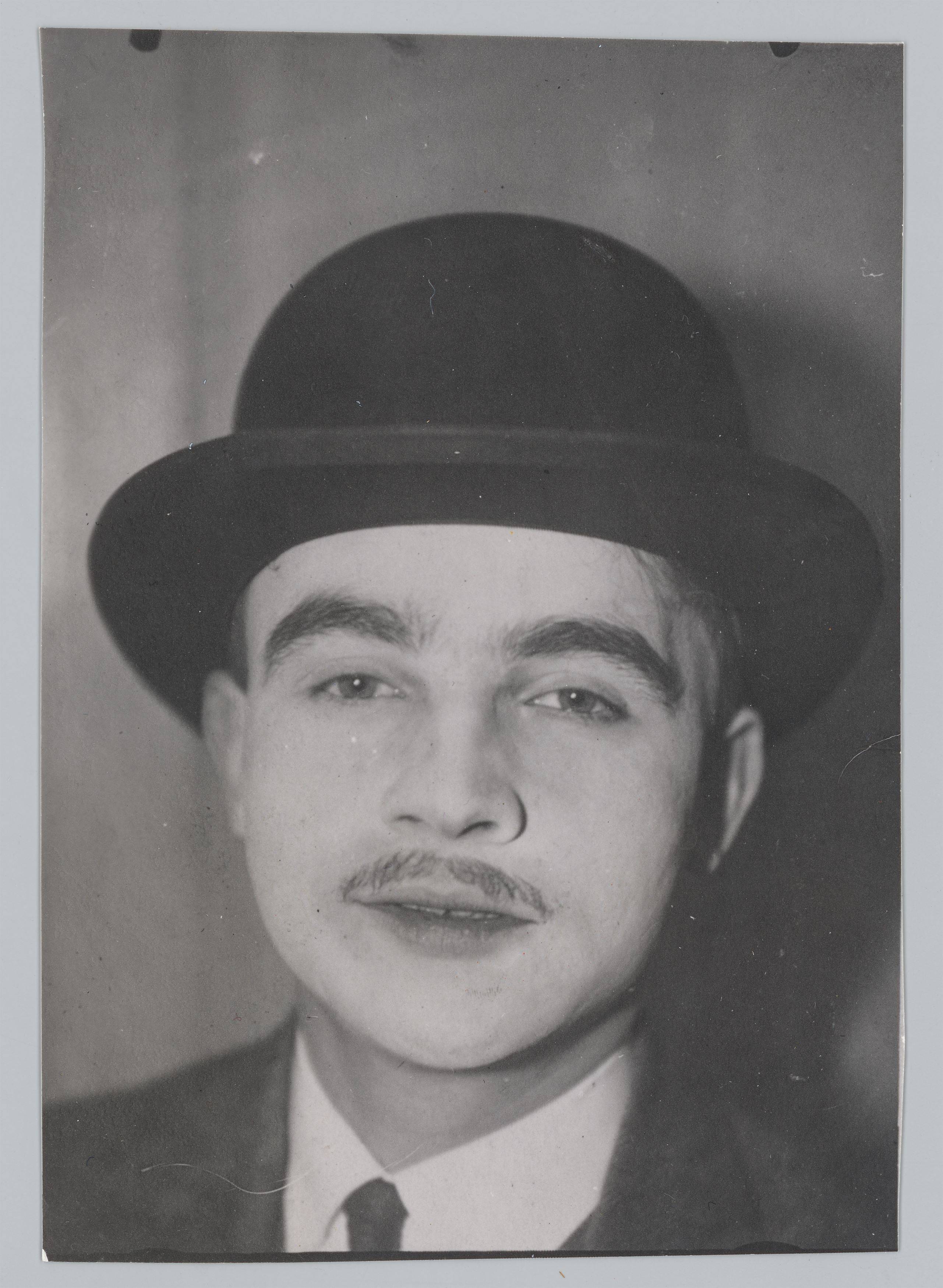 Auf diesem Bild ist das folgende Kunstwerk zu sehen:  Umbo (d.i. Otto Umbehr). Selbstporträt. 1926.