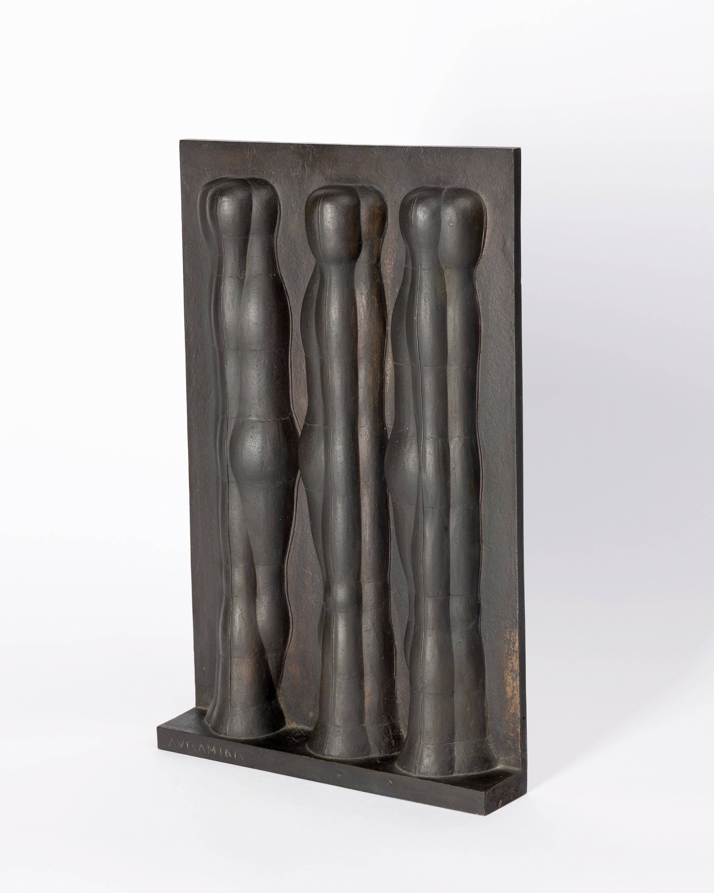 Auf diesem Bild ist das folgende Kunstwerk zu sehen: Joannis Avramidis. „Kleines Relief mit drei Figuren“. 1965-76.