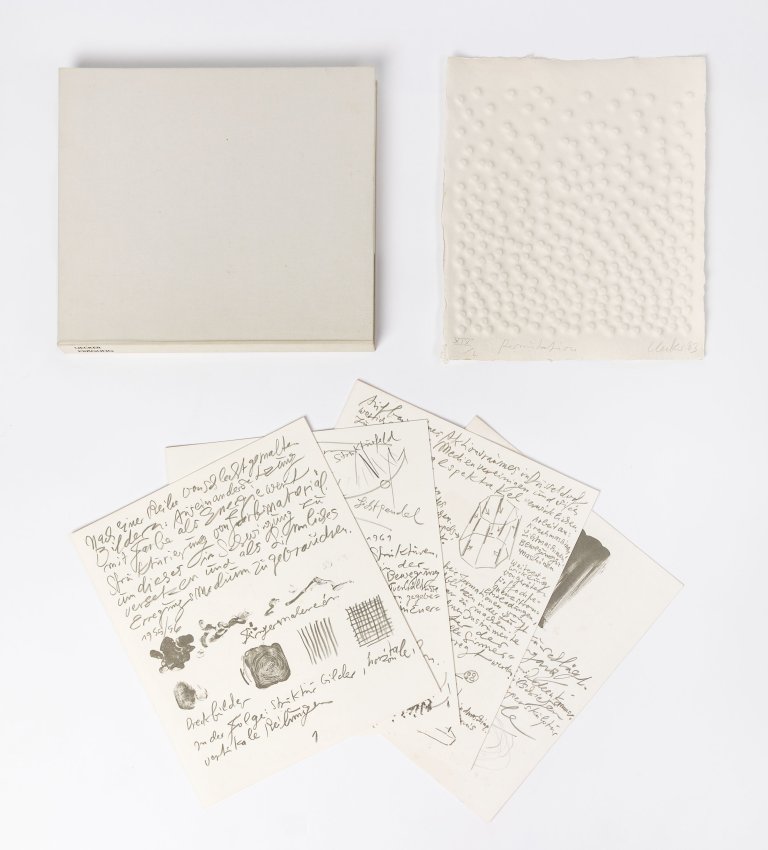 Auf diesem Bild ist das folgende Kunstwerk zu sehen: Günther Uecker. „Permutation“. 1983.
