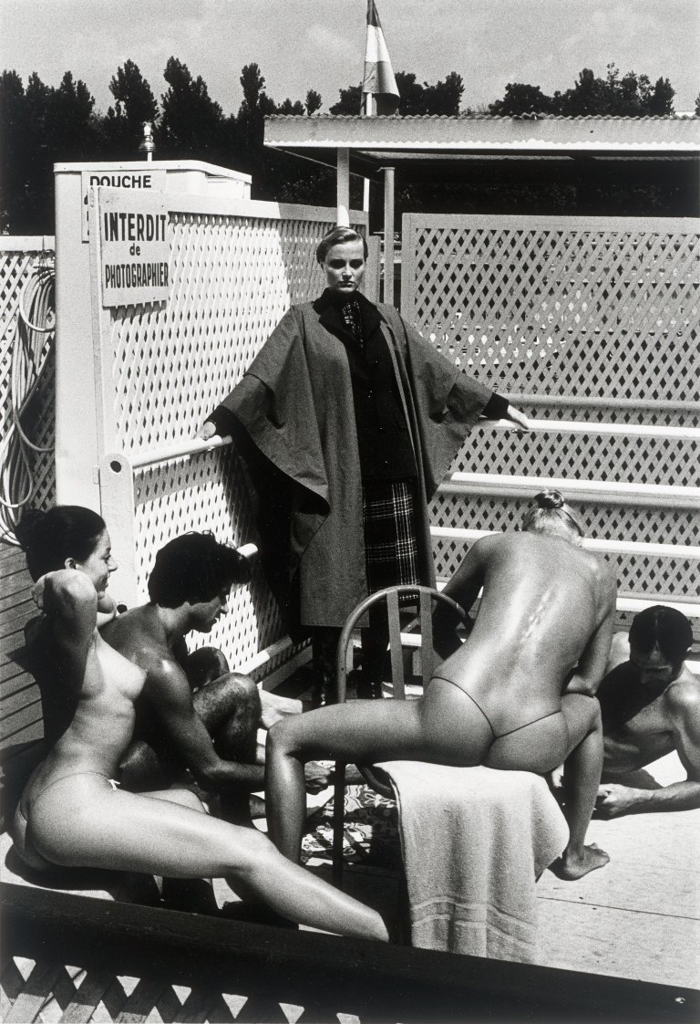 This picture shows the following artwork: Helmut Newton. ”Piscine Deligny, Paris" . 1976.