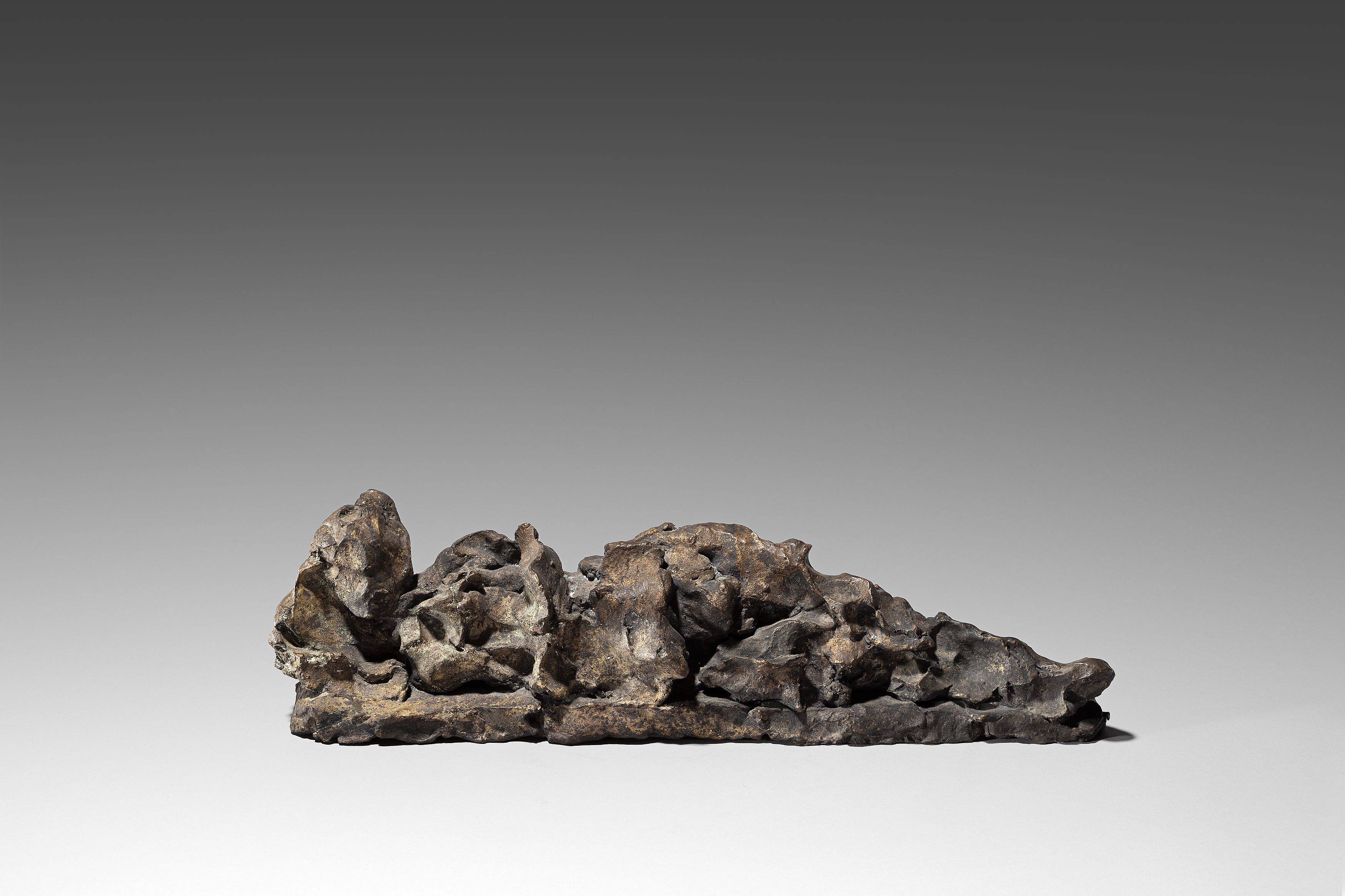 This picture shows the following artwork: Hans Josephsohn. ”Kleine Liegende # 5100”. 1977.