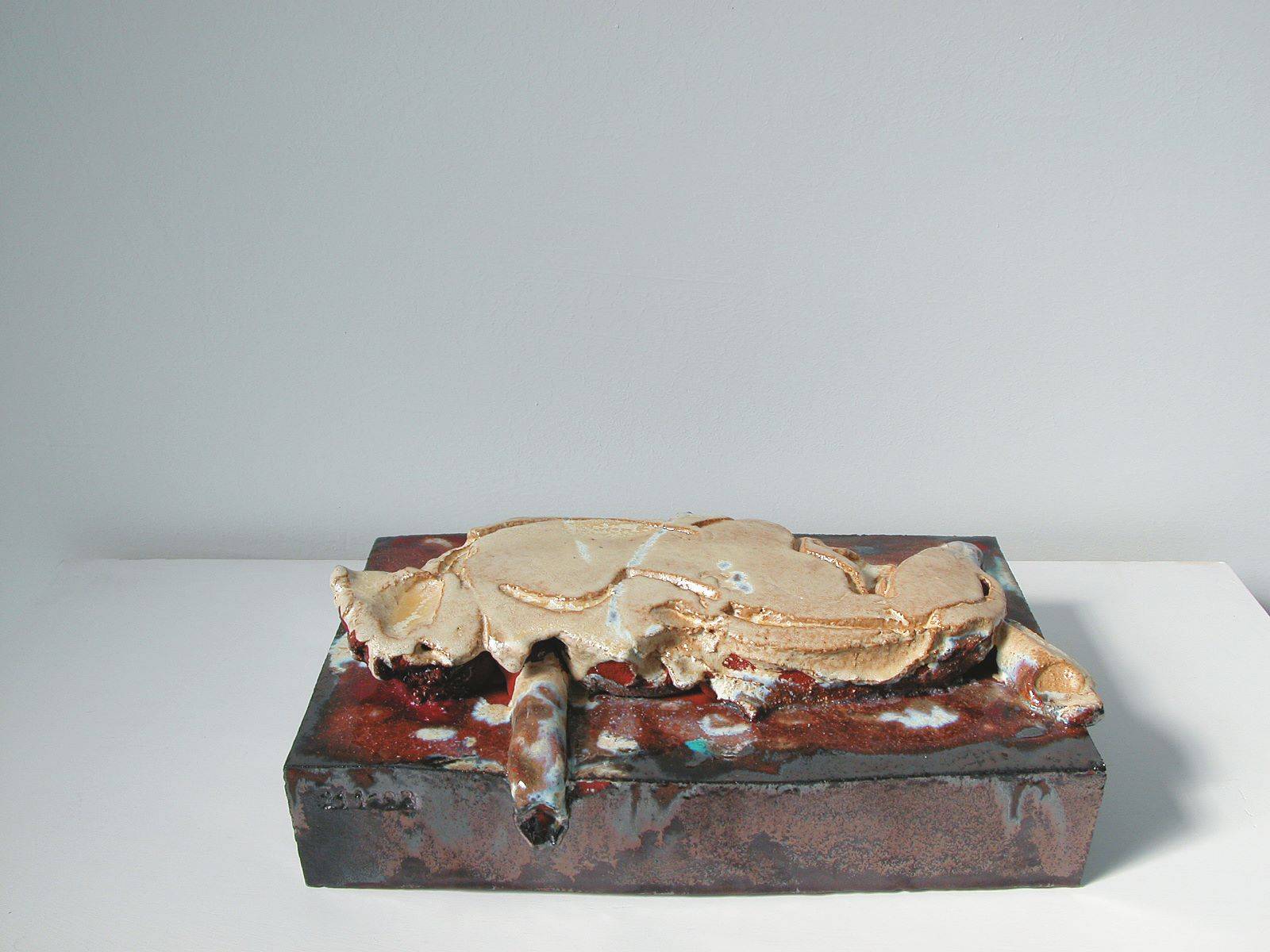 Auf diesem Bild ist das folgende Kunstwerk zu sehen: Thomas Schütte. „Regal (12 Ceramic Sketches)“. 1998/99.
