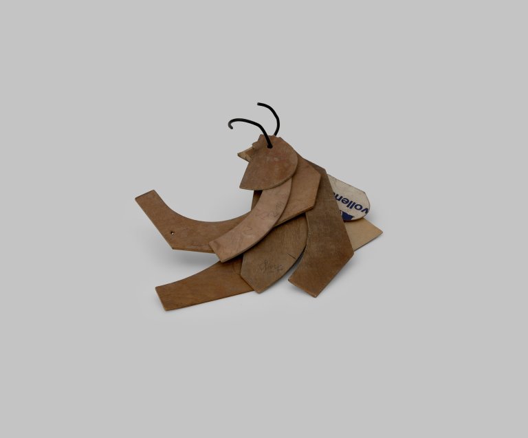 Auf diesem Bild ist das folgende Kunstwerk zu sehen: Hermann Glöckner. Bund aus 6 Sperrholz- und 2 Pappschablonen (Schuhschablonen).