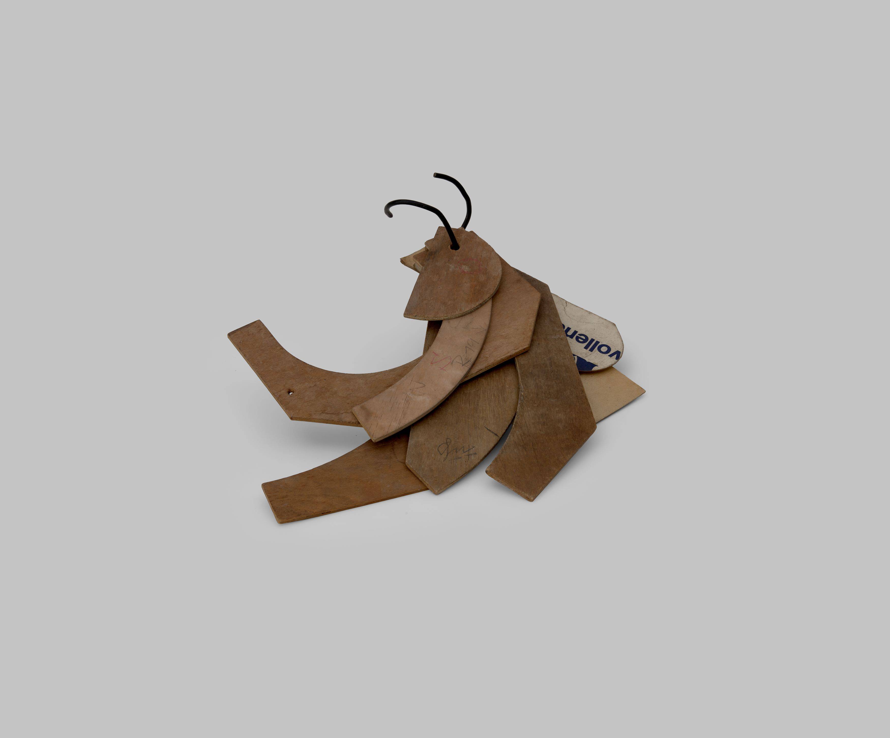 Auf diesem Bild ist das folgende Kunstwerk zu sehen: Hermann Glöckner. Bund aus 6 Sperrholz- und 2 Pappschablonen (Schuhschablonen).