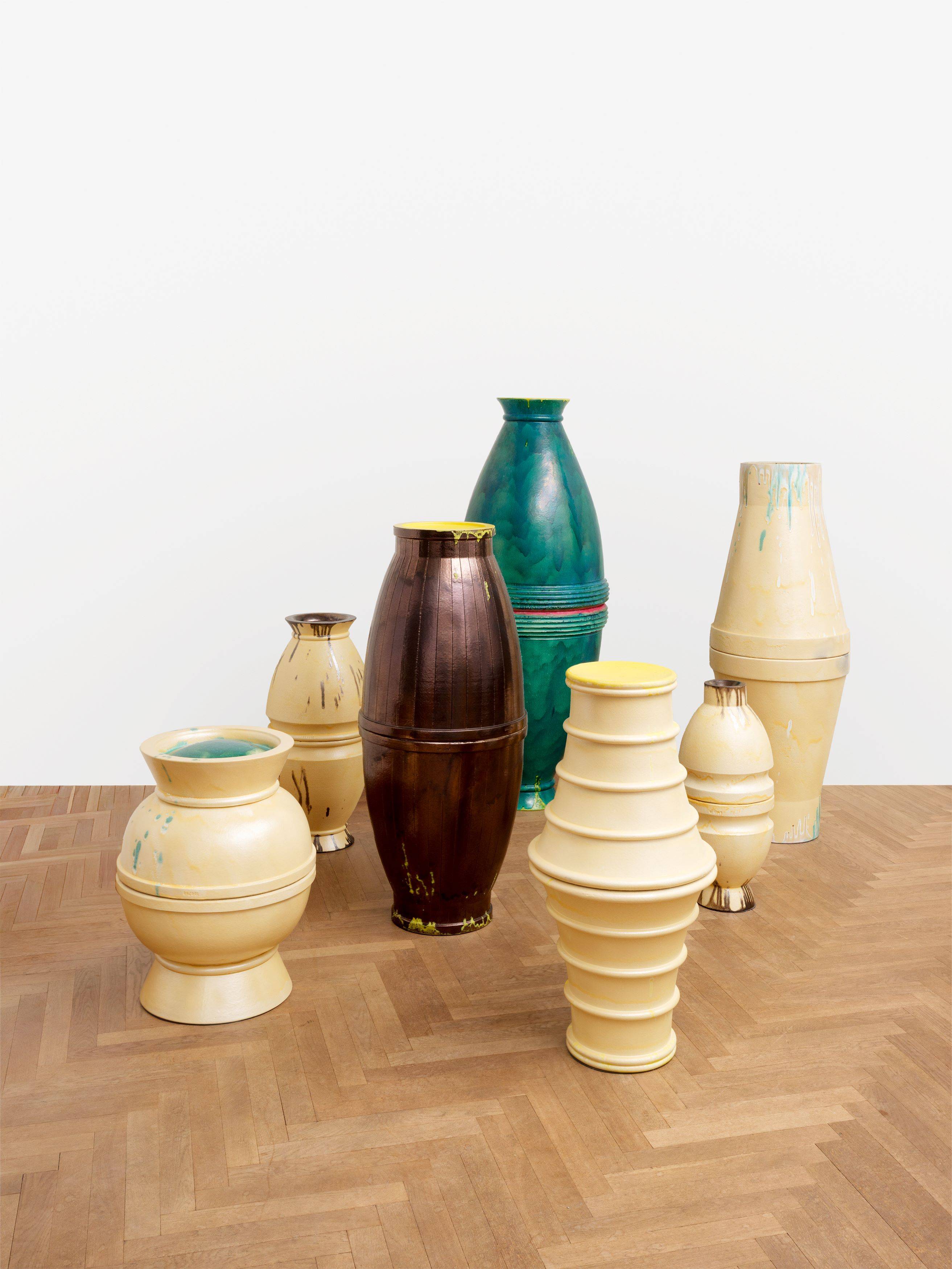 Auf diesem Bild ist das folgende Kunstwerk zu sehen: Thomas Schütte. Urnen. 1999.