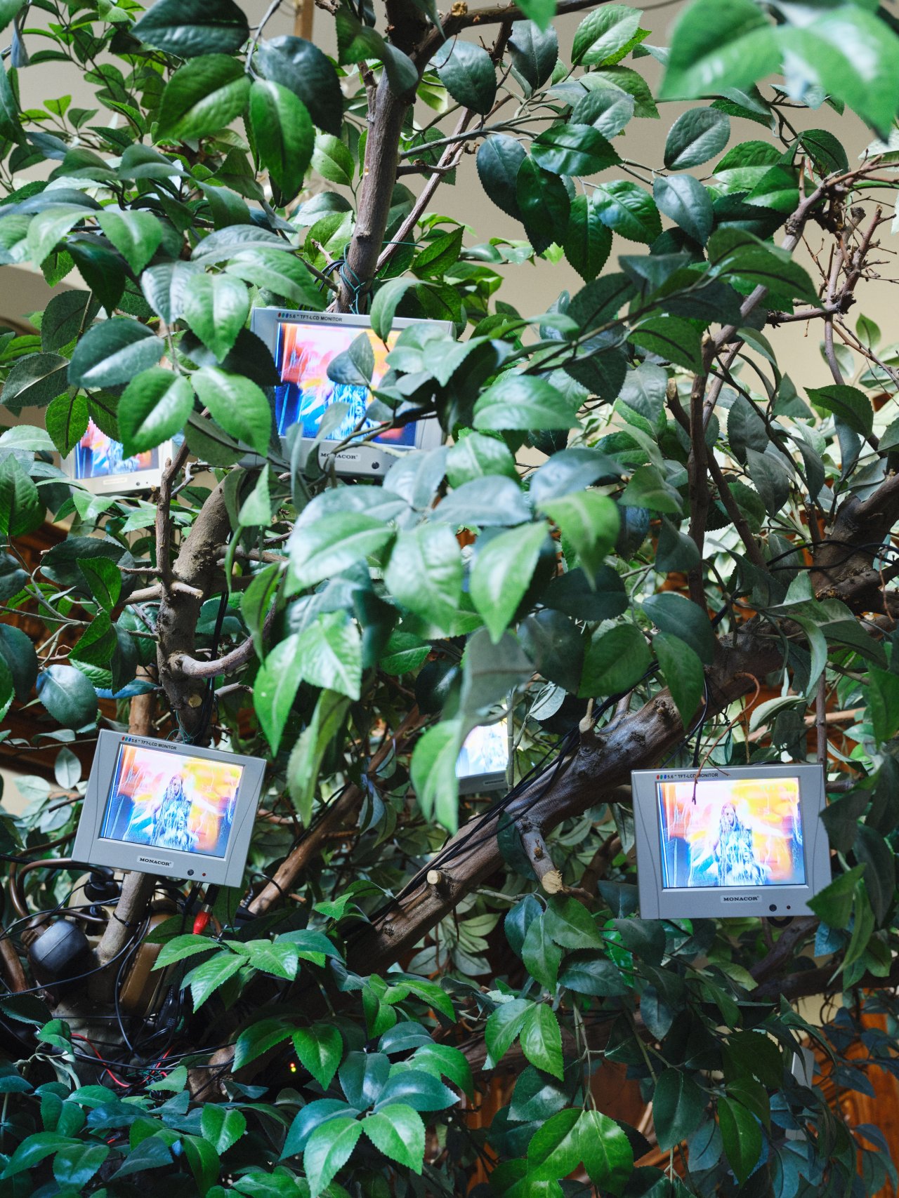 Auf diesem Bild ist das folgende Kunstwerk zu sehen: Nam June Paik. Baum der Versuchung (II). 1984/2005/2008.