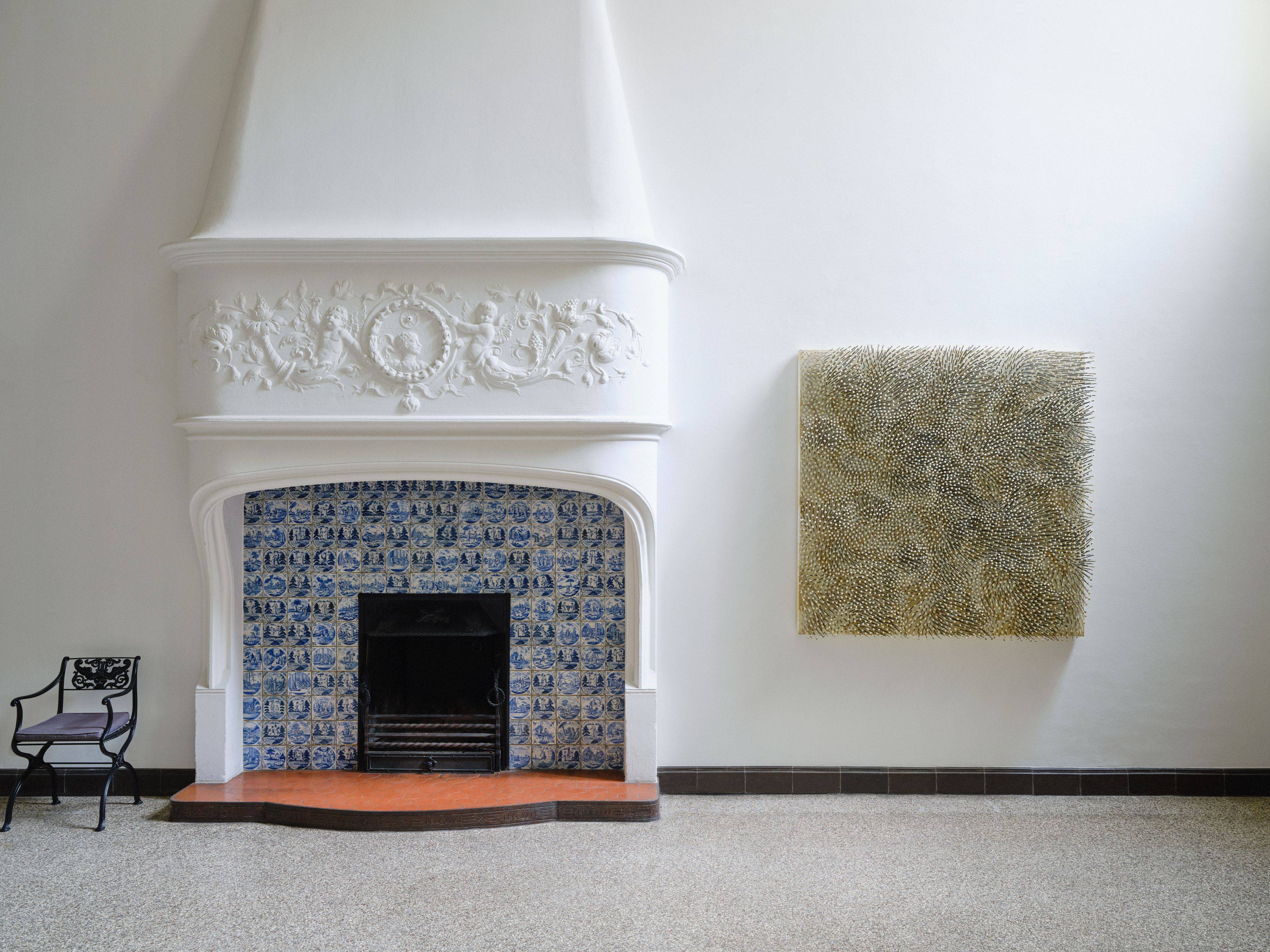 Auf diesem Bild ist das folgende Kunstwerk zu sehen: Günther Uecker. „Weißer Wind“. 1986.