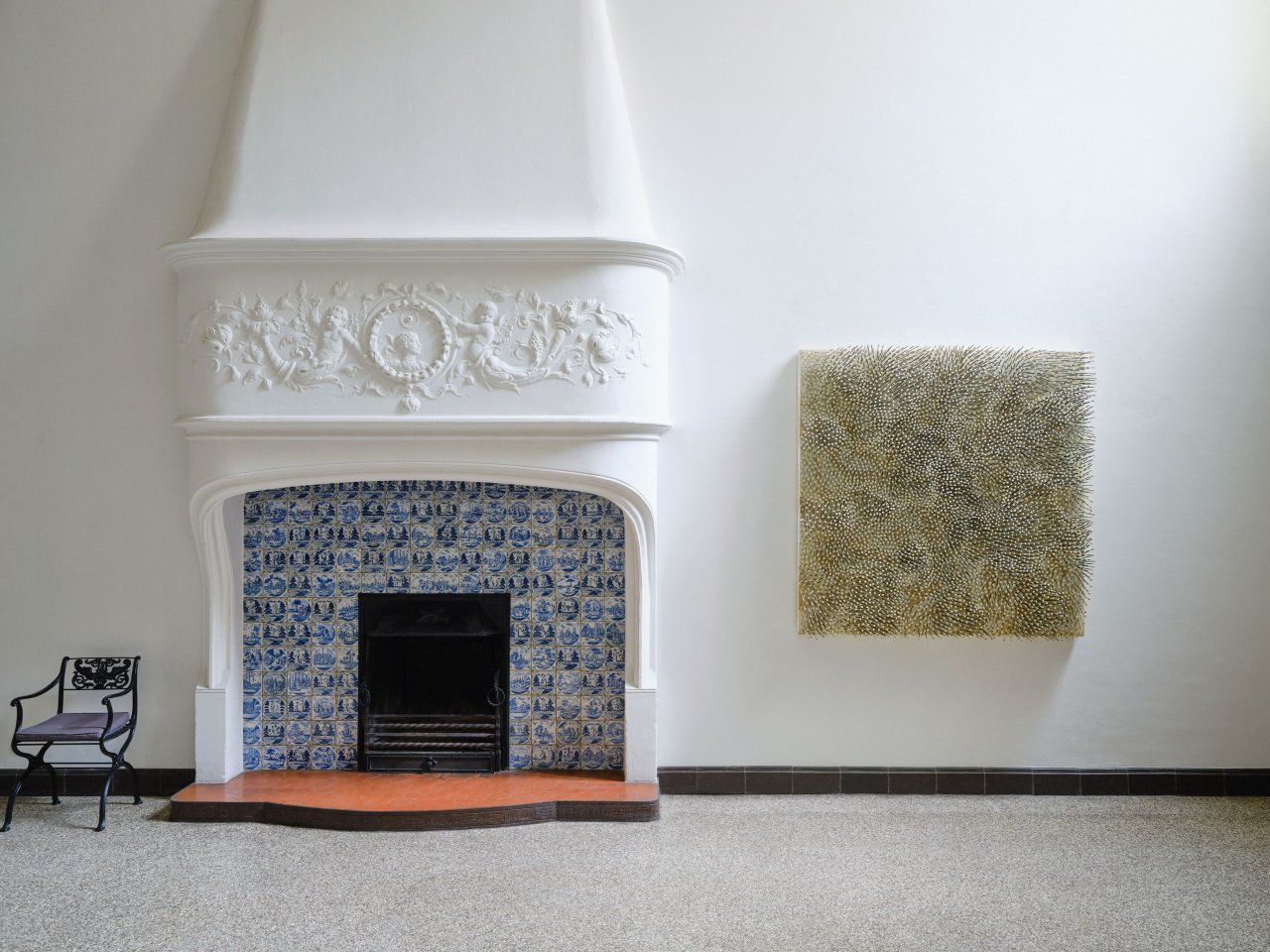 Auf diesem Bild ist das folgende Kunstwerk zu sehen: Günther Uecker. „Weißer Wind“. 1986.