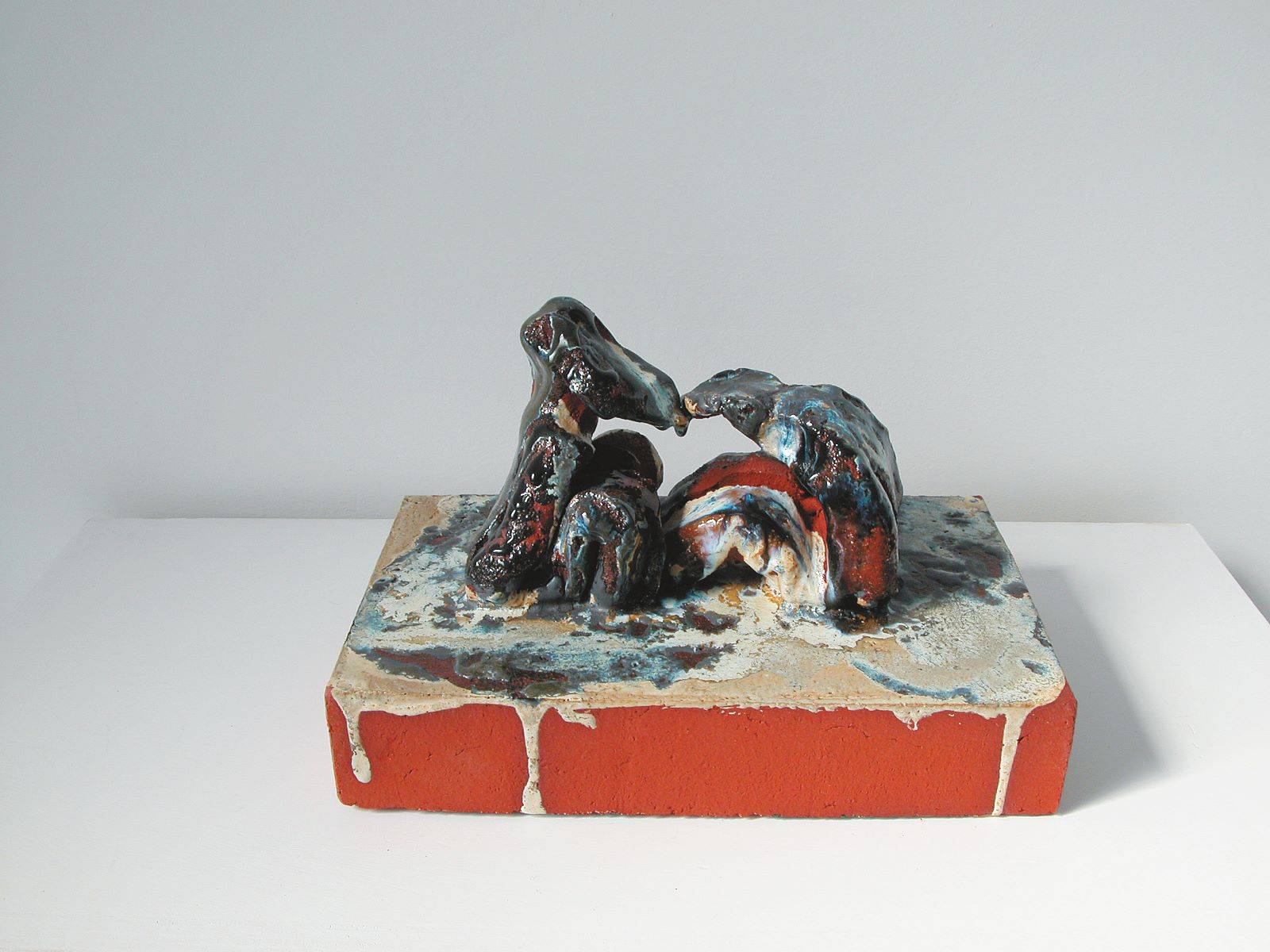 Auf diesem Bild ist das folgende Kunstwerk zu sehen: Thomas Schütte. „Regal (12 Ceramic Sketches)“. 1998/99.