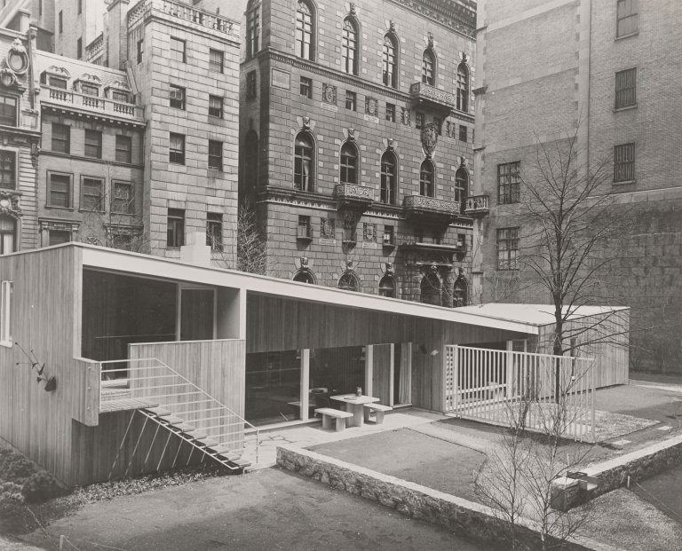 This picture shows the following artwork: Ezra Stoller. The House in the Museum Garden, Museum of Modern Art / Marcel Breuer (1949), New York, NY. 1949.