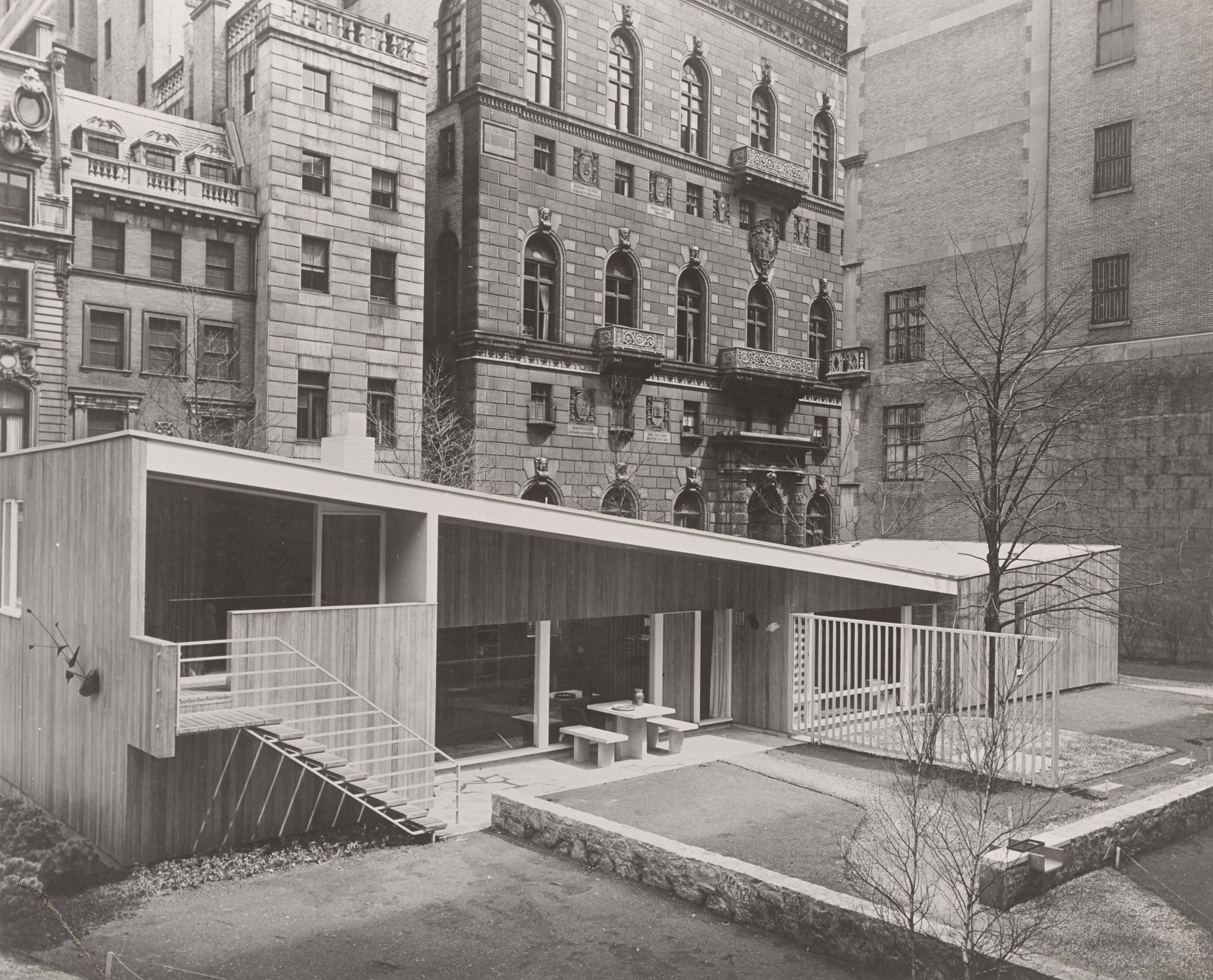 This picture shows the following artwork: Ezra Stoller. The House in the Museum Garden, Museum of Modern Art / Marcel Breuer (1949), New York, NY. 1949.