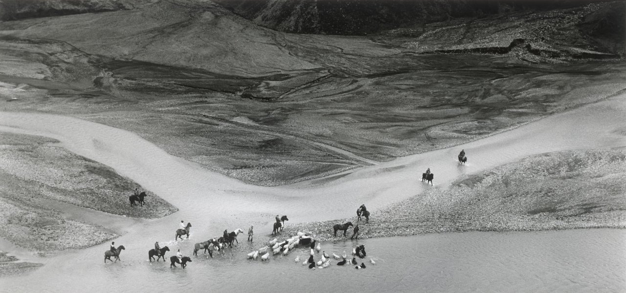 This picture shows the following artwork: Ragnar Axelsson. ”Jökulgil Landmannalaugar – Iceland”. 1997.