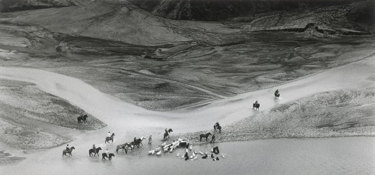 This picture shows the following artwork: Ragnar Axelsson. ”Jökulgil Landmannalaugar – Iceland”. 1997.