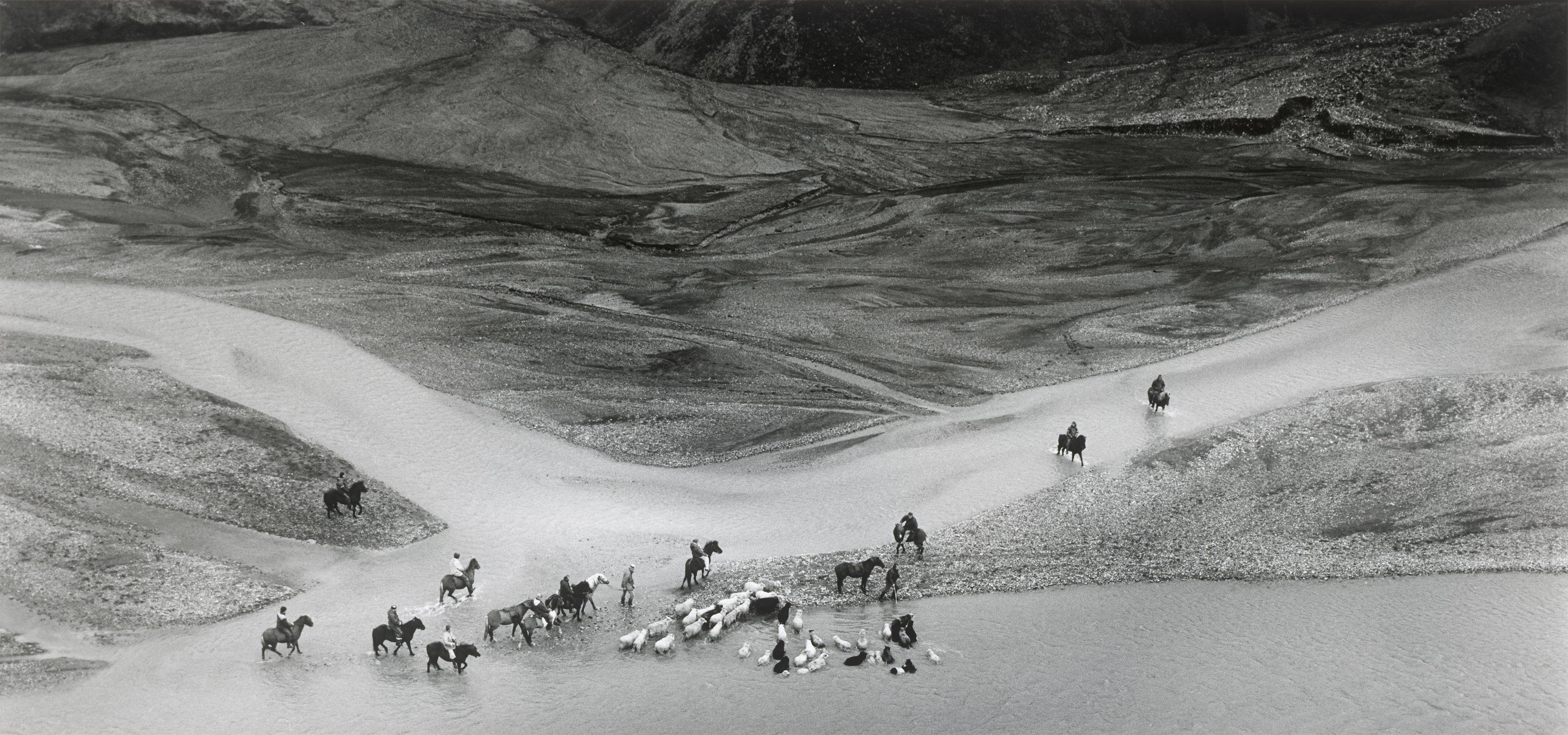 This picture shows the following artwork: Ragnar Axelsson. ”Jökulgil Landmannalaugar – Iceland”. 1997.