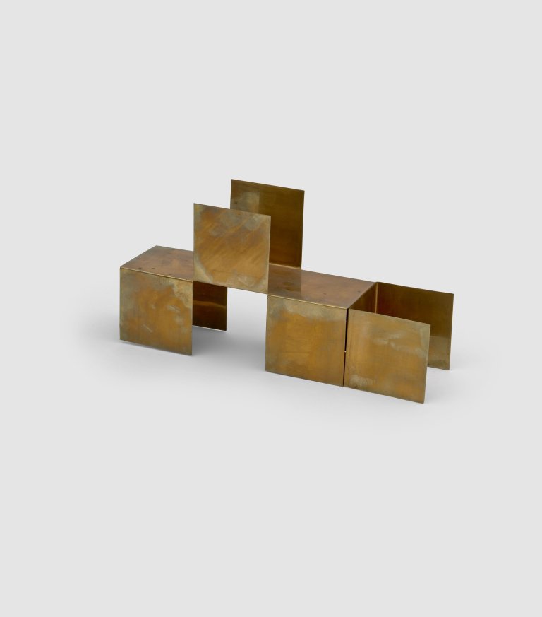 Auf diesem Bild ist das folgende Kunstwerk zu sehen: Hermann Glöckner. Dreifach seitlich aufgeschnittenes Rechteck, räumlich gefaltet. Um 1970.