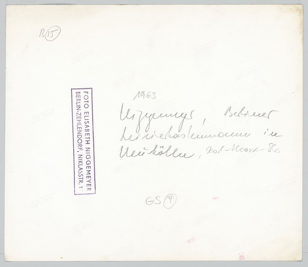 Auf diesem Bild ist das folgende Kunstwerk zu sehen: Elisabeth Niggemeyer. „Berliner Leierkastenmann in Neukölln, Karl-Marx-Str.“. 1963.