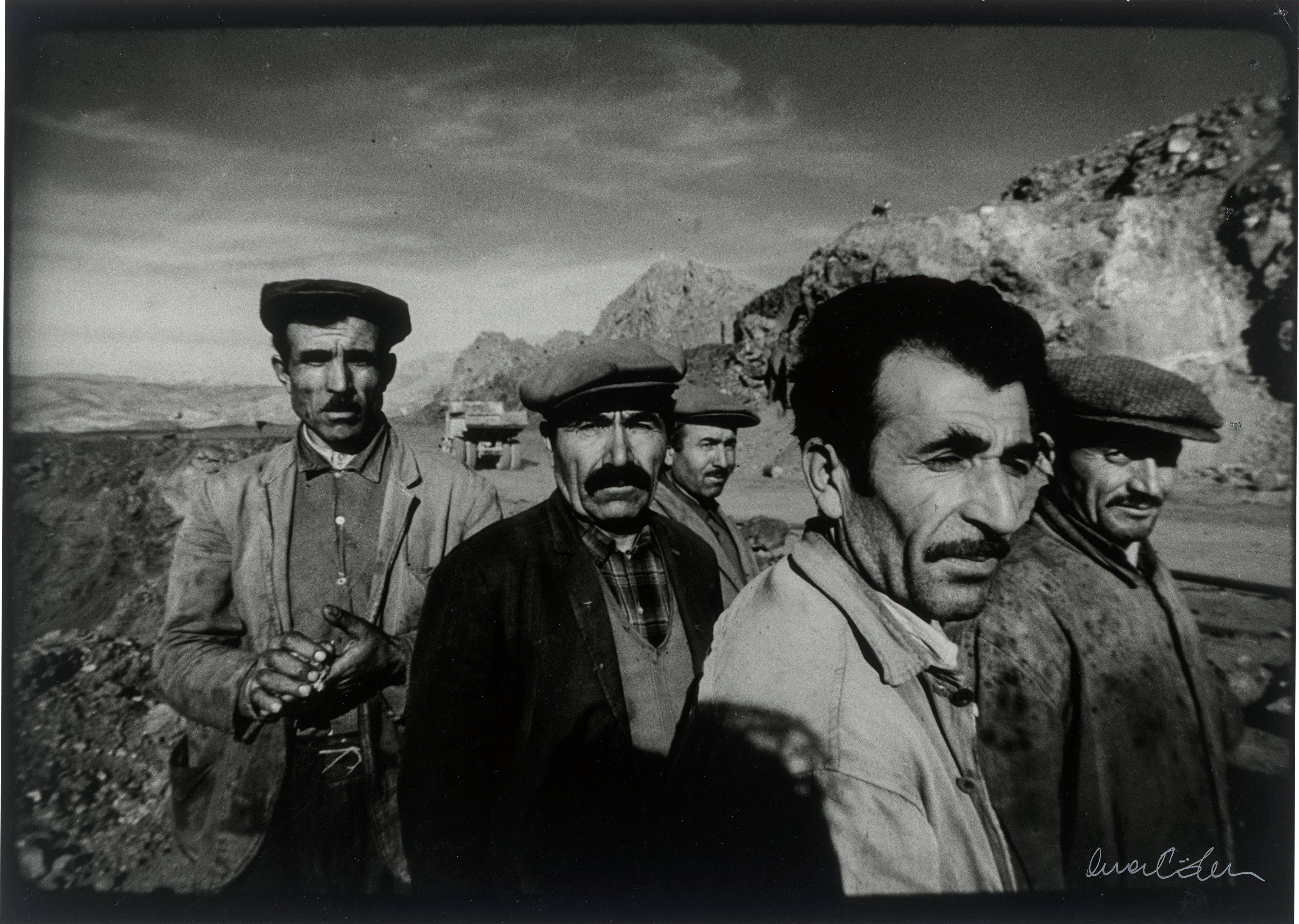 Auf diesem Bild ist das folgende Kunstwerk zu sehen: Ara Güler. Miners at Divriği, Sivas. 1970.